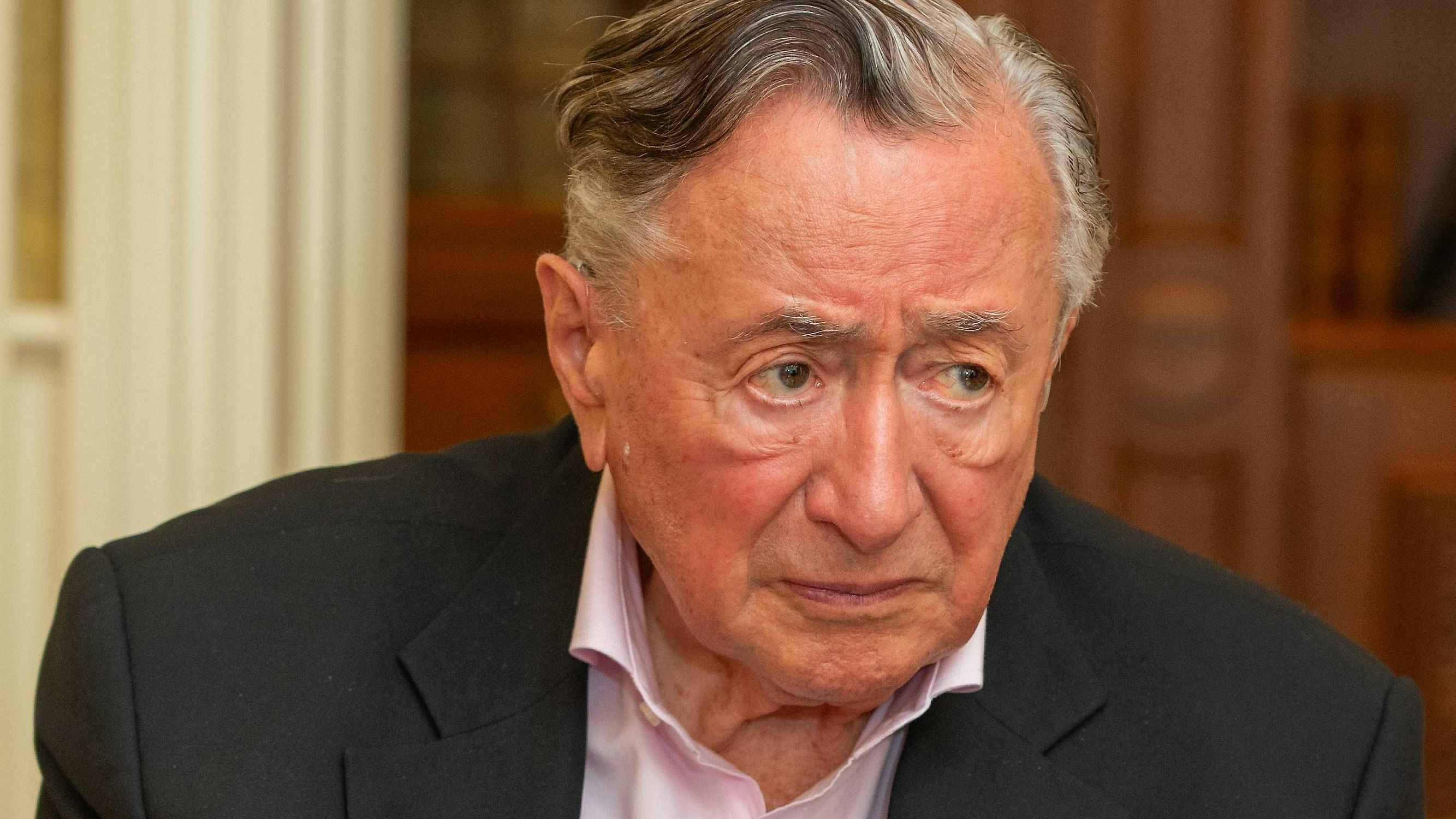 Richard Lugner hängt an seinem Handy, während die Damen sich mit dem Schmuck beschäftigen. Der Baumeister ahn schon: Es wird teuer!