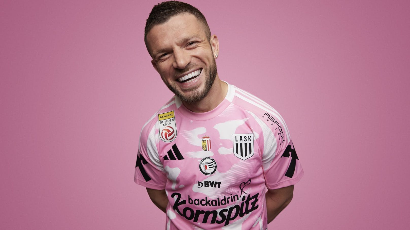 Hat gut grinsen: Valon Berisha im neuen Ausweichdress