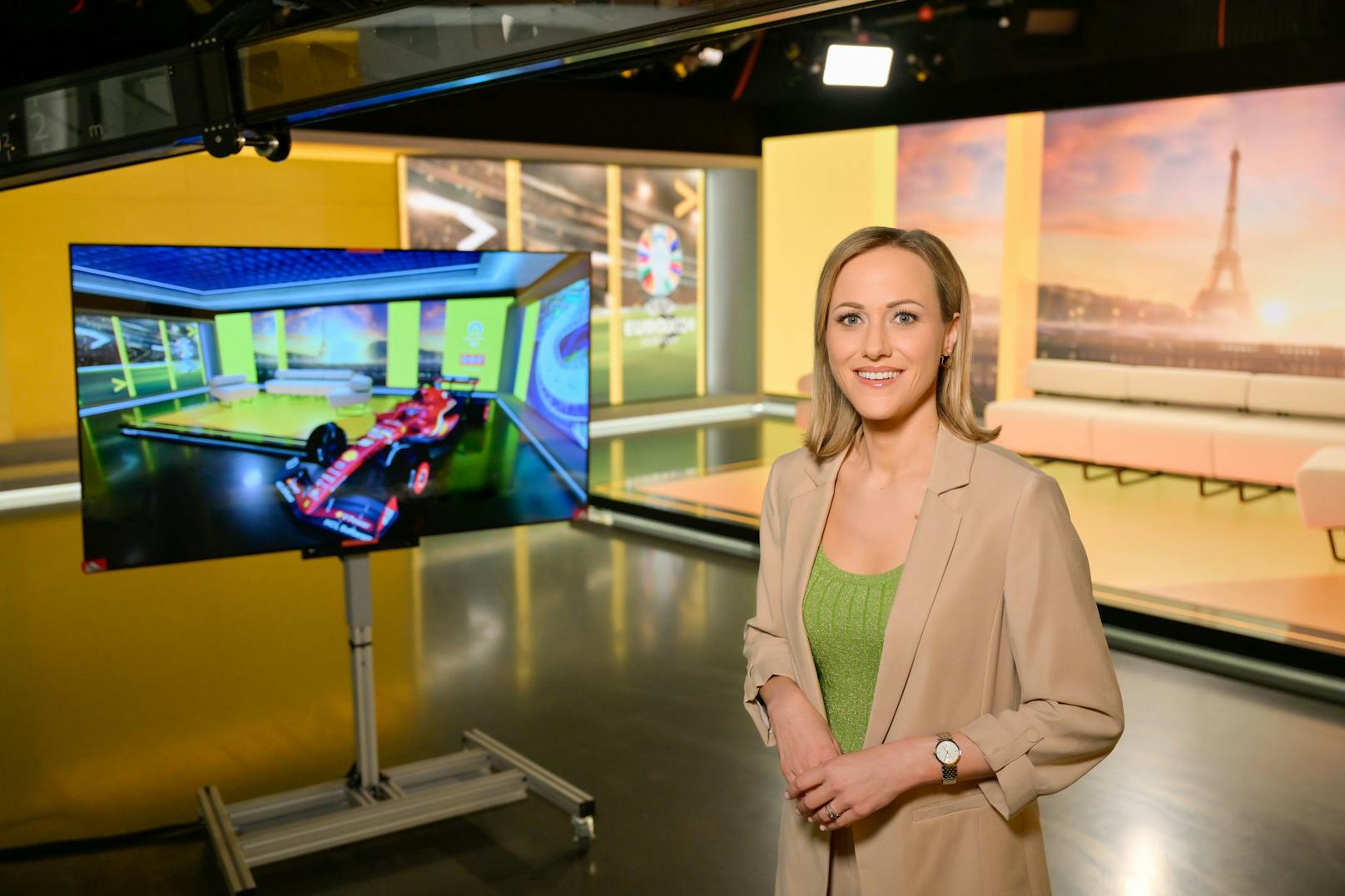 ORF-Moderatorin Alina Zellhofer zeigt das neue ORF-Sportstudio.