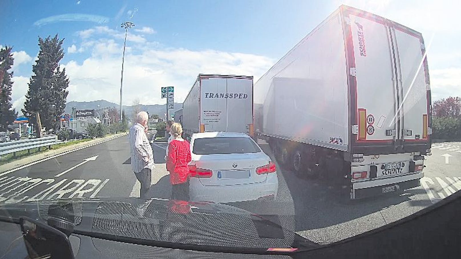 Spiegeltrick! Italien-Urlauber tappt in Autobahn-Falle