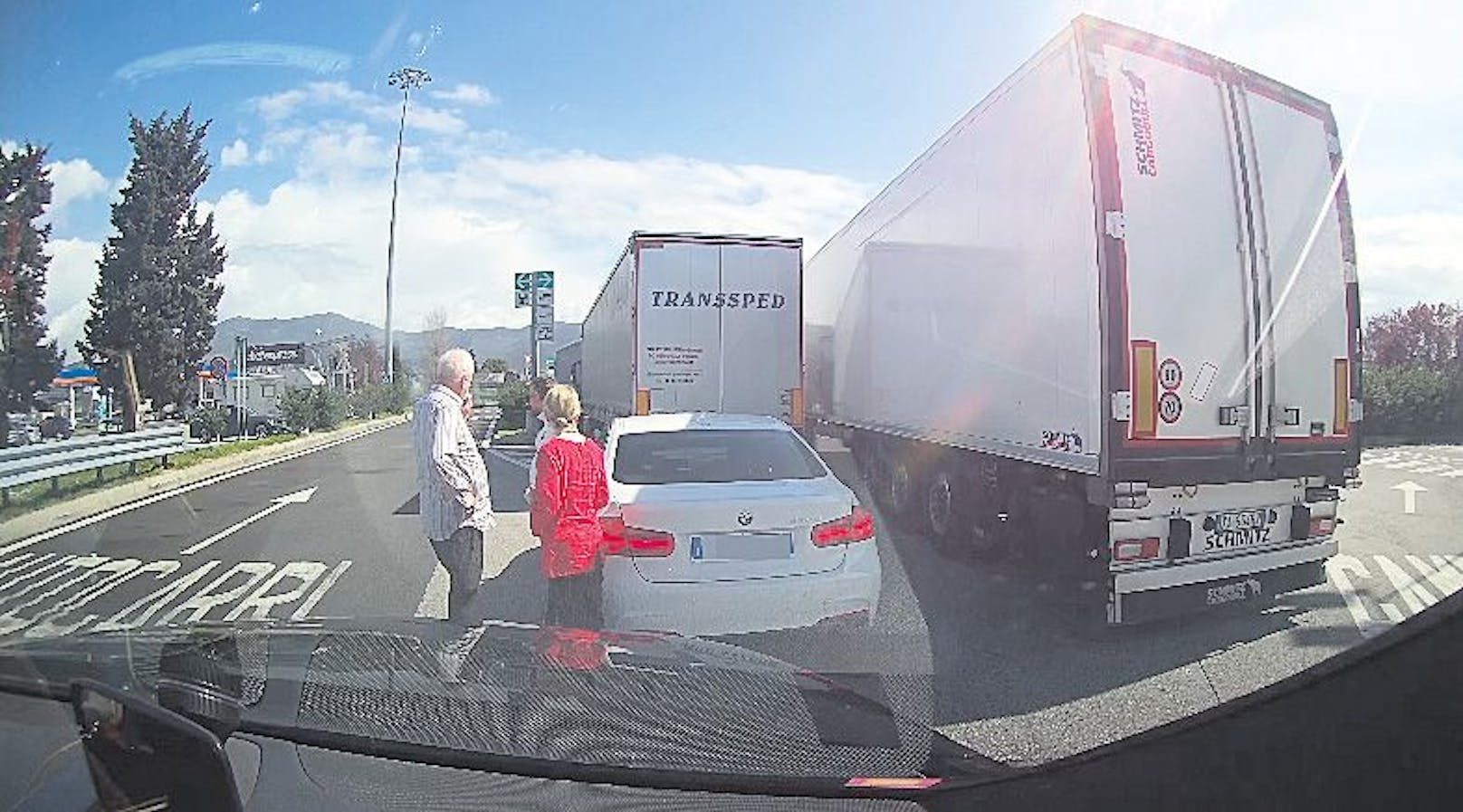 Dann forderte der Betrüger Geld für den kaputten Spiegel und verschwand.