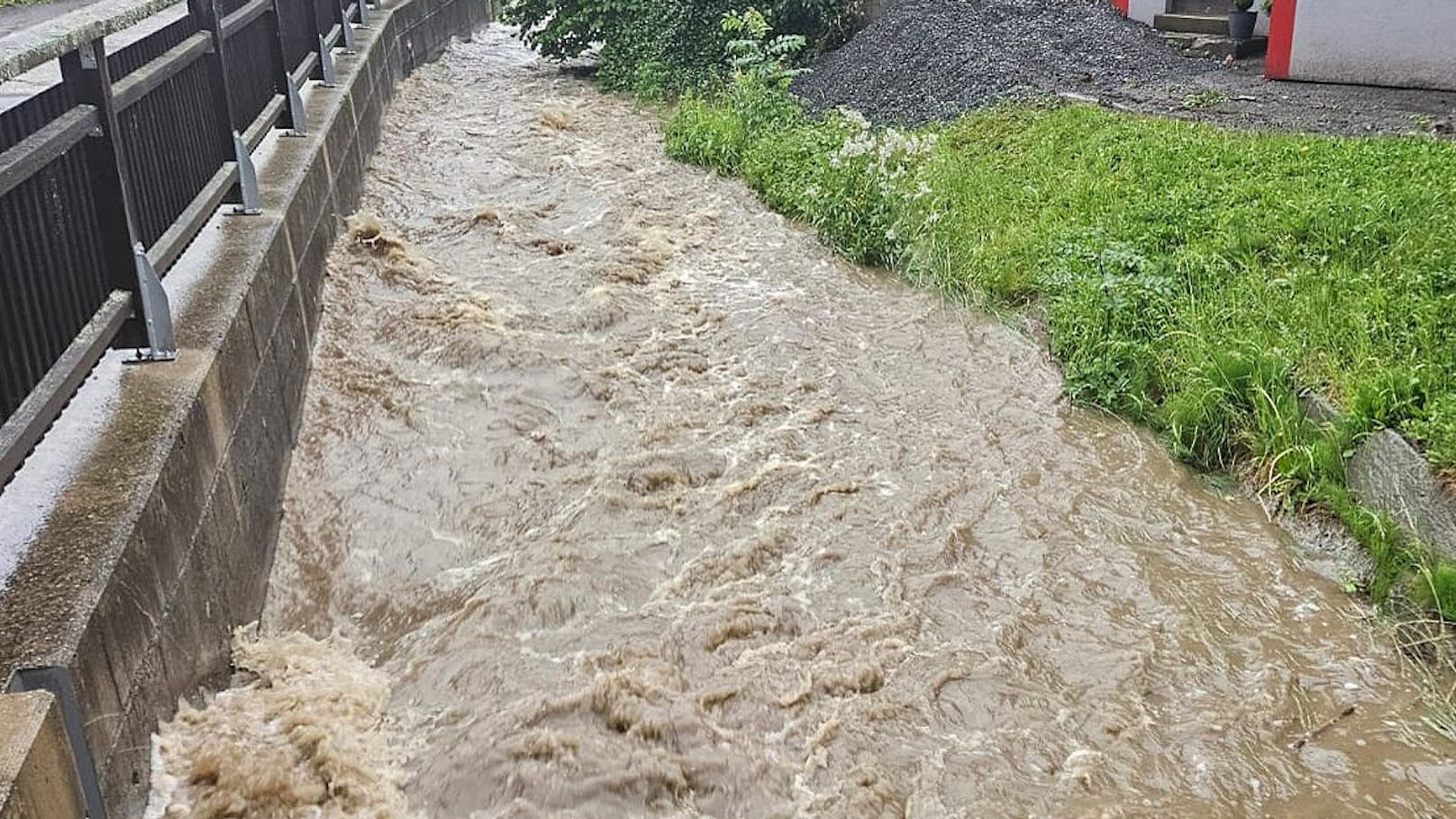 Die Wassermassen bahnten sich ihren Weg.