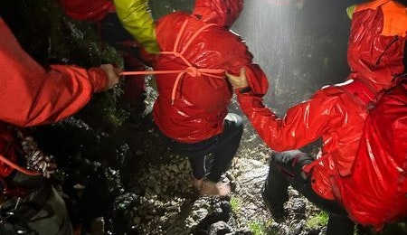 Die Helfer brachten den Barfuß-Wanderer sicher ins Tal. Der Einsatz dauerte dreieinhalb Stunden.