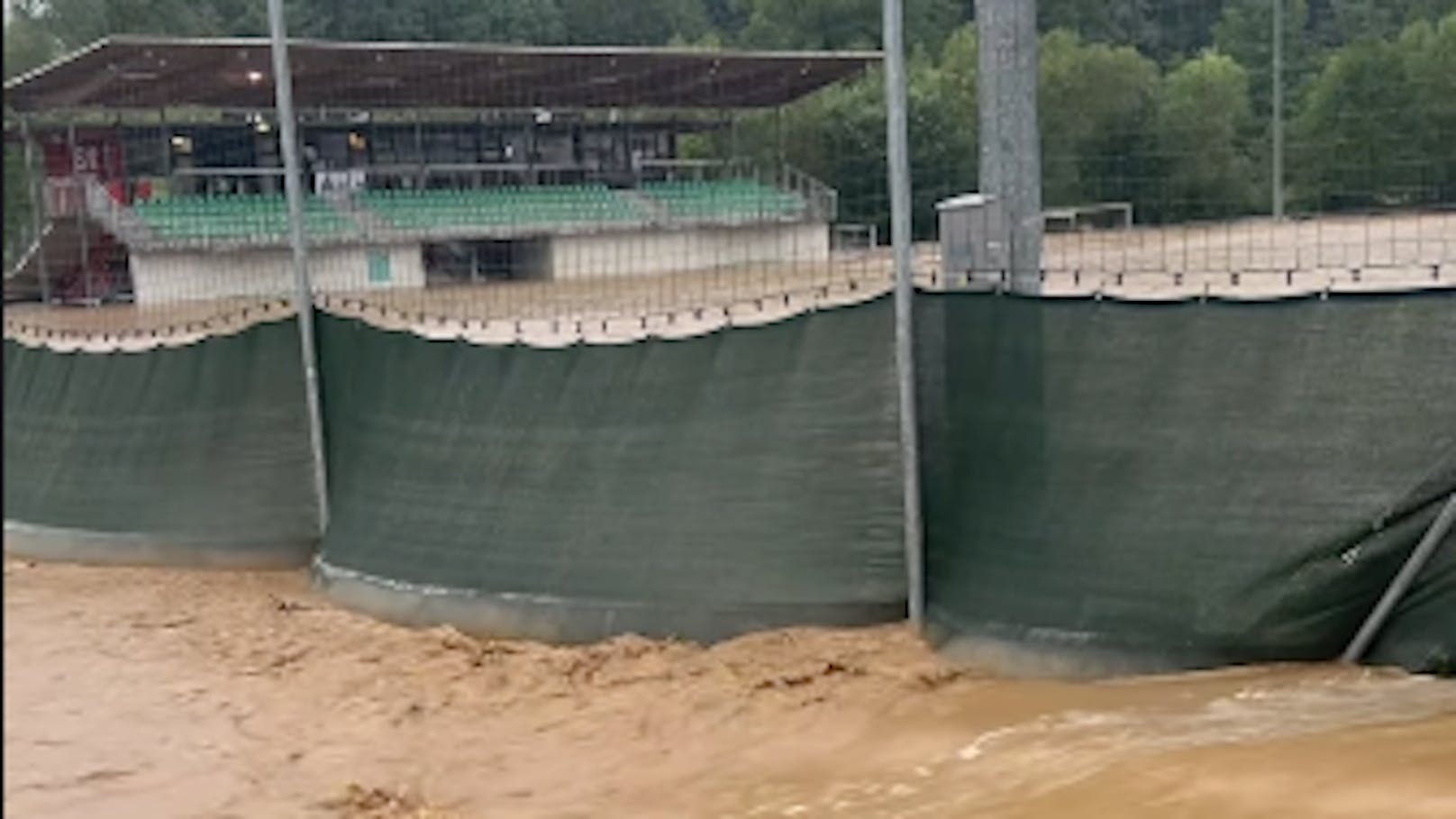 Steirer Kicker stundenlang von Hochwasser eingesperrt
