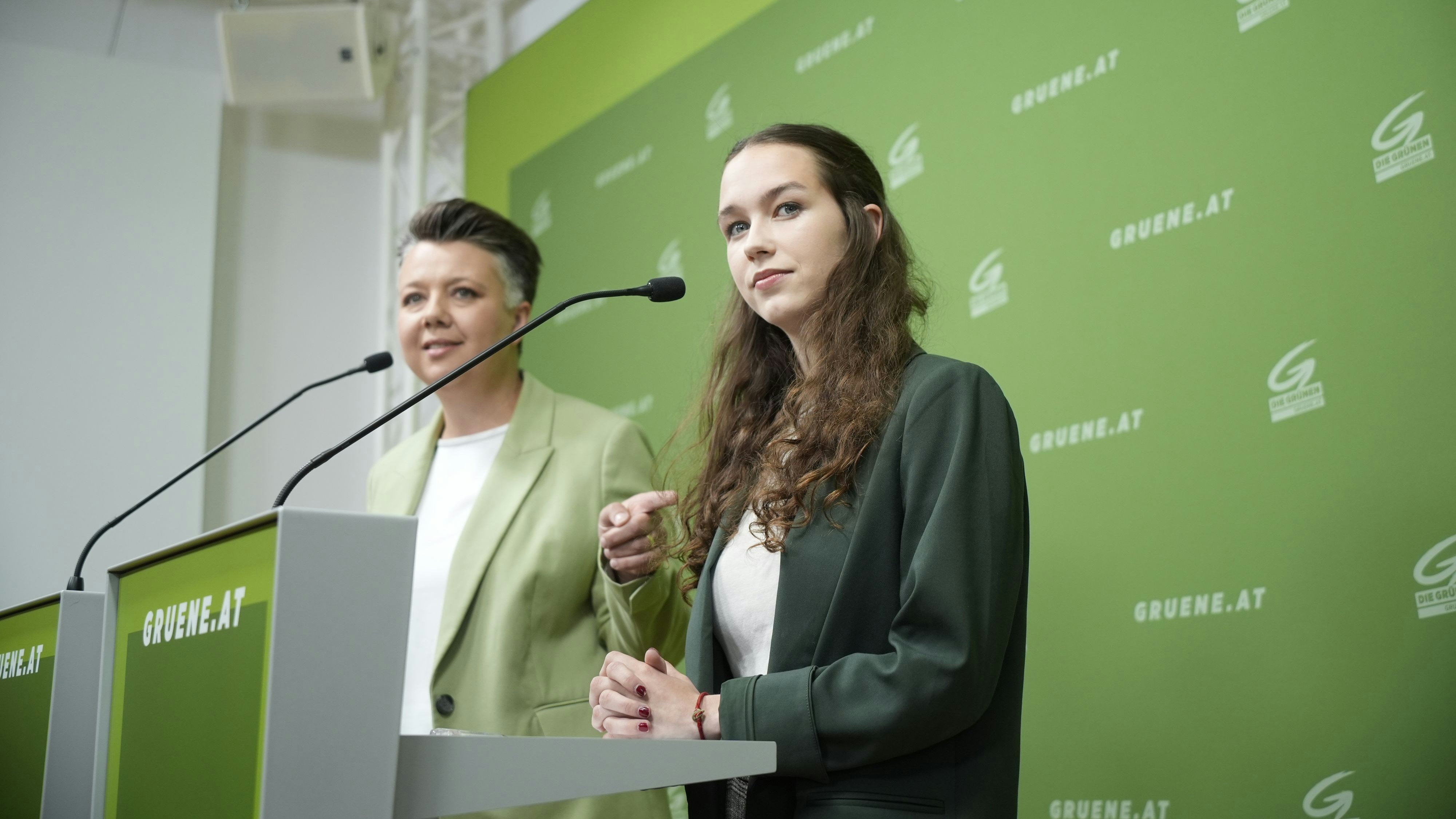 Olga Voglauer, Generalsekretärin der Grünen, mit EU-Spitzenkandidatin Lena Schilling