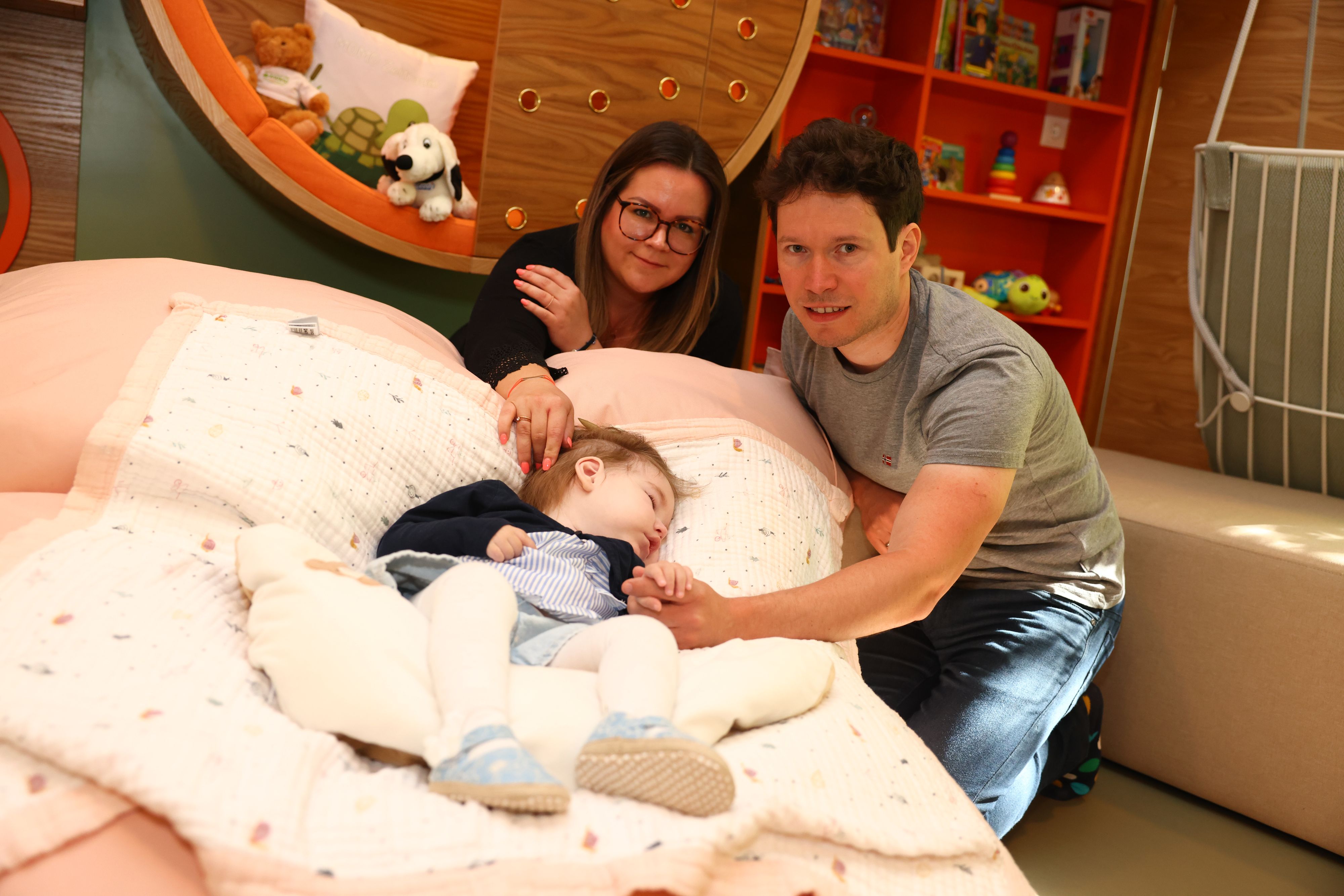 Nadine und Philipp K. mit ihrer schlafenden Tochter Emma (2) im Momo 