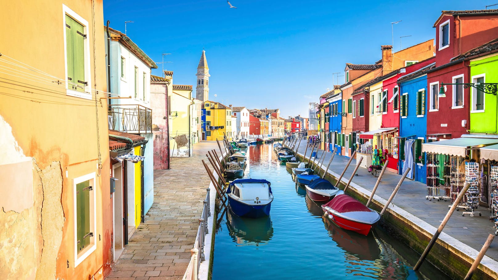 Wer ohne Touristenmassen an einem Kanal entlang spazieren möchte, sollte Venedig meiden und stattdessen auf die kleine italienische Insel Burano vor der Küste Venedigs ausweichen - und sich an den bunten Gebäuden erfreuen.