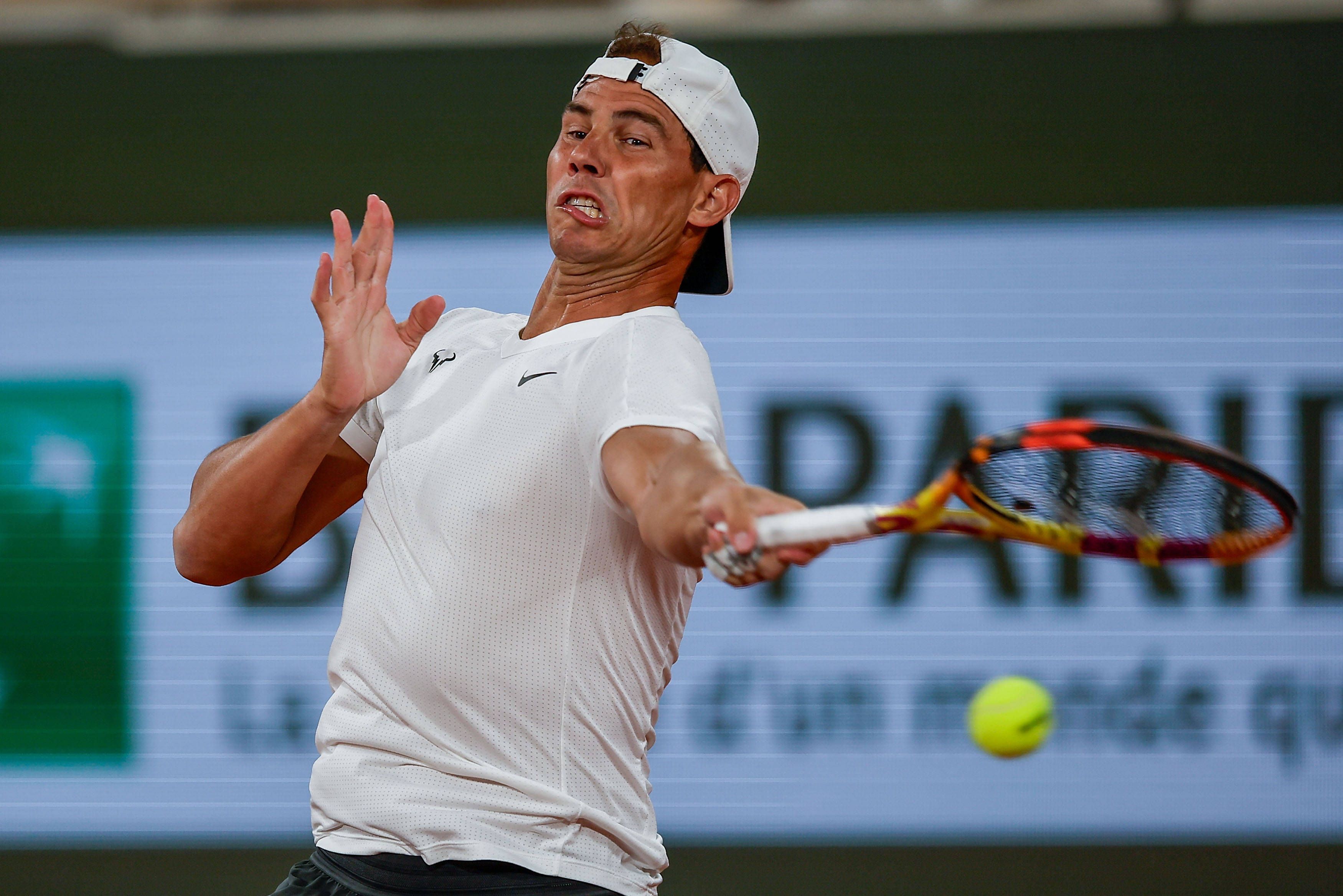 Rafael Nadal schlägt bei den French Open auf.