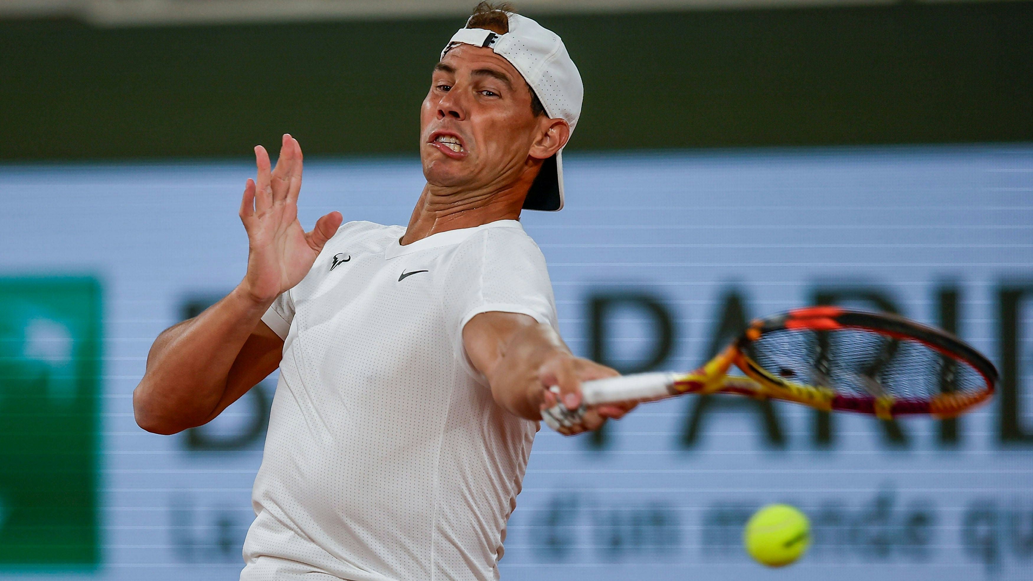 Rafael Nadal schlägt bei den French Open auf.