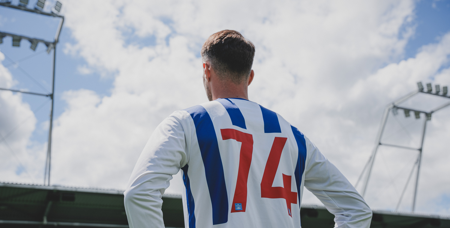 FC Blau-Weiß Linz präsentiert sein neues Jubiläumstrikot im 70er-Retro-Look.