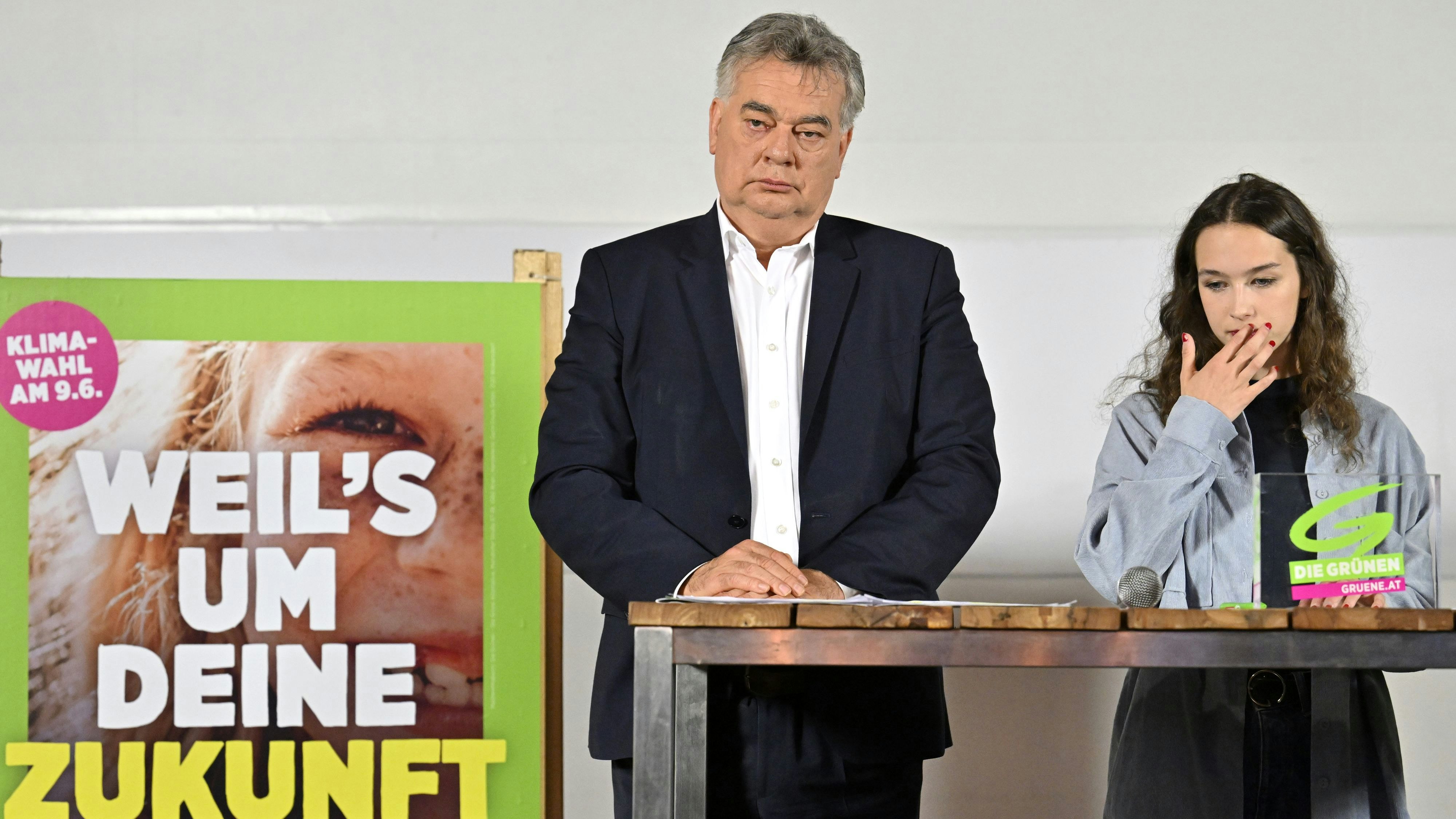 Download von www.picturedesk.com am 22.05.2024 (11:00).  ABD0090_20240517 - WIEN - ÖSTERREICH: Grünen-Chef Vizekanzler Werner Kogler und die Spitzenkandidatin für die EU-Wahl, Lena Schilling, am Freitag, 17. Mai 2024, im Rahmen einer Pressekonferenz anl. der "Plakatpräsentation - 2. Welle" der Grünen in Wien. - FOTO: APA/HANS KLAUS TECHT - 20240517_PD3815 - Rechteinfo: Rights Managed (RM)