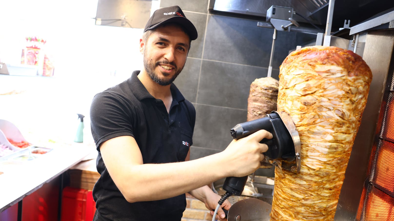 Und zwar bereits am 27. Mai (Anm. Montag) von 12.00 bis 21.00 Uhr wird es eine besondere Aktion geben: Hühner Kebab um 3,50 Euro mit selbstgemachtem Brot.