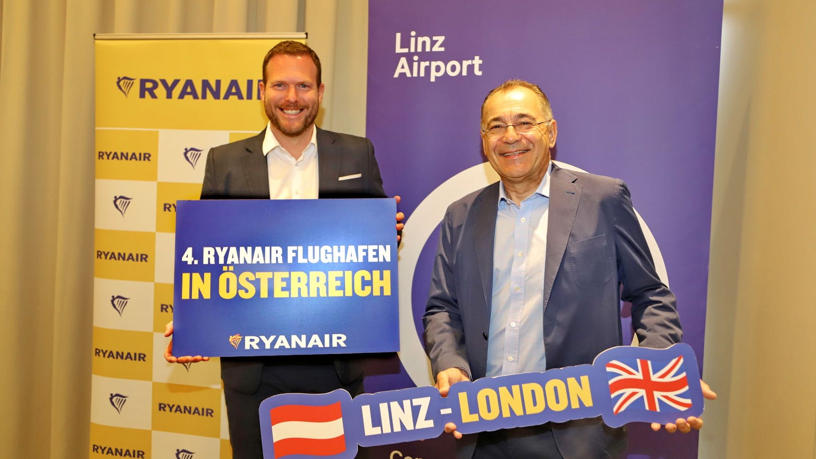 Andreas Gruber, Ryanair-Sprecher und Laudamotion-Geschäftsführer, mit Norbert Draskovits, dem Geschäftsführer des Linzer Flughafens.