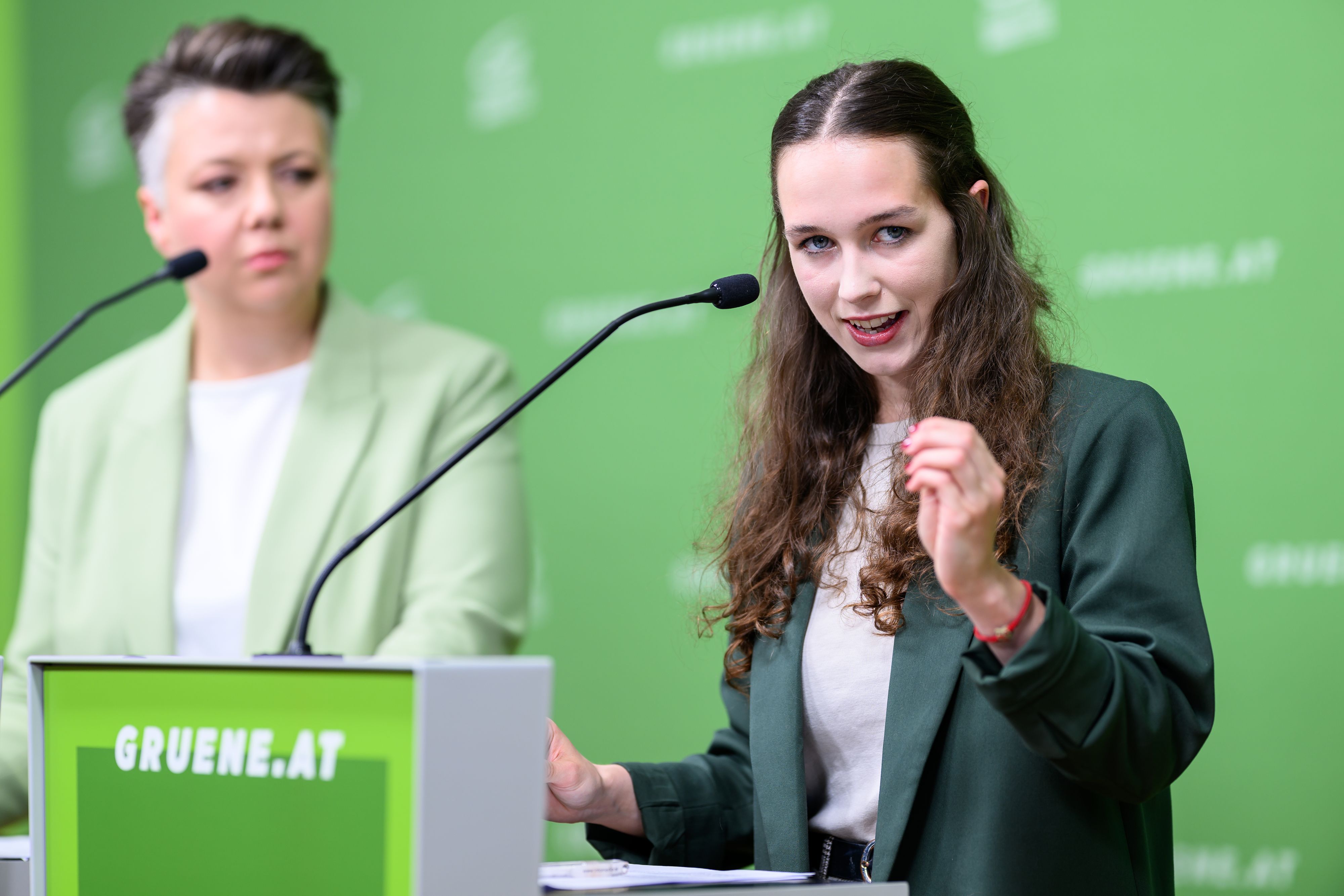 Generalsekretärin Olga Voglauer und EU-Spitzenkandidatin Lena Schilling im Rahmen einer Pressekonferenz der Grünen zu neuen Vorwürfen gegen EU-Spitzenkandidatin Lena Schilling.