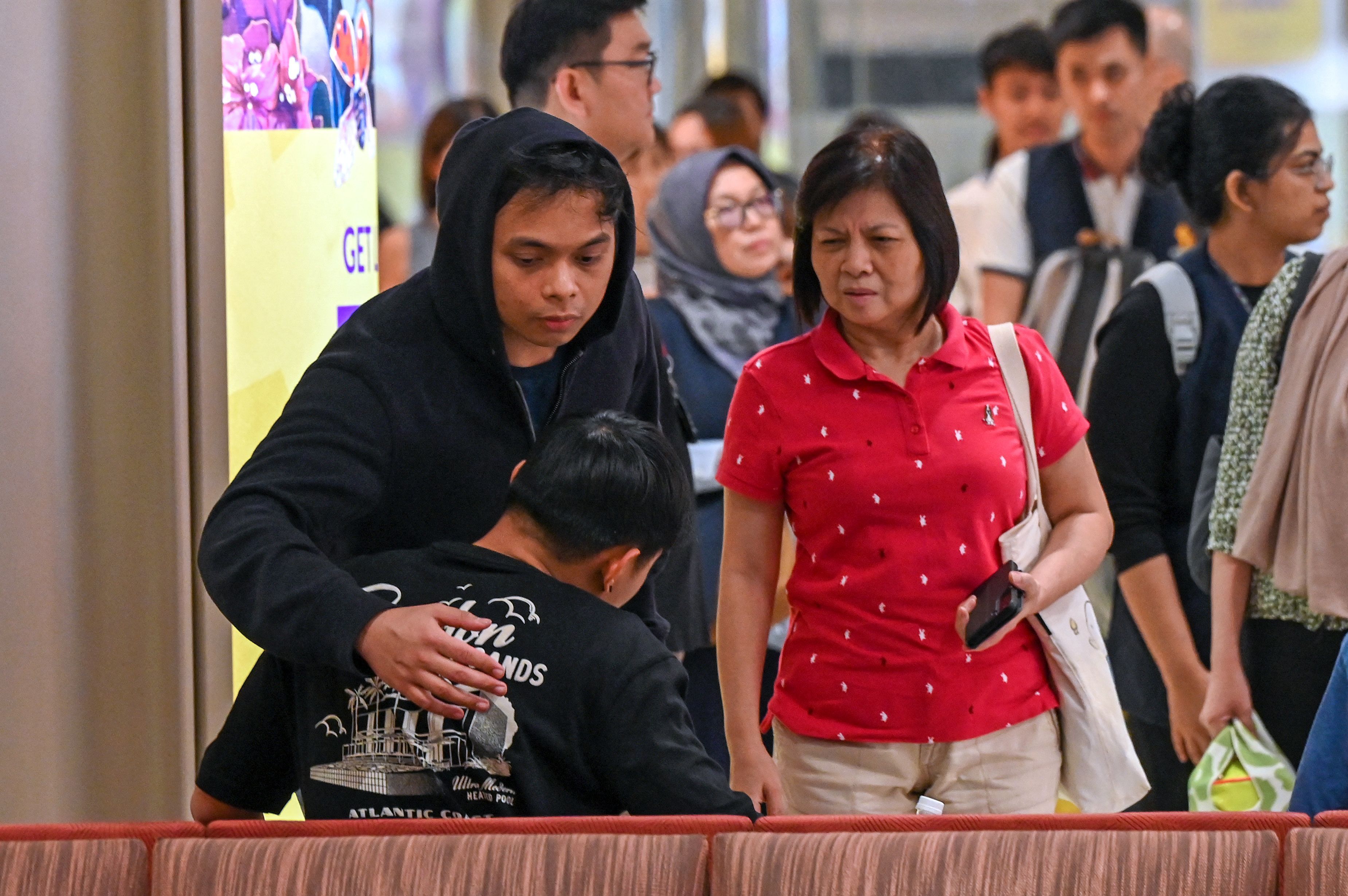 Durch heftige Turbulenzen starb ein 73-Jähriger auf einem Singapur Airlines-Flug. Hier kommen Passagiere sind am Flughafen an.