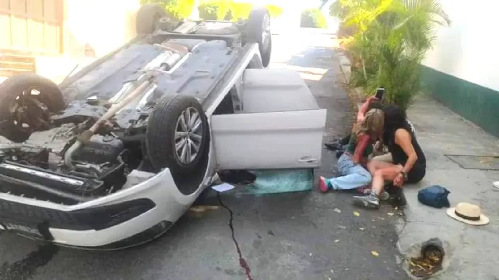 Nach Auto-Crash: Blutende Opfer machen zuerst Selfies