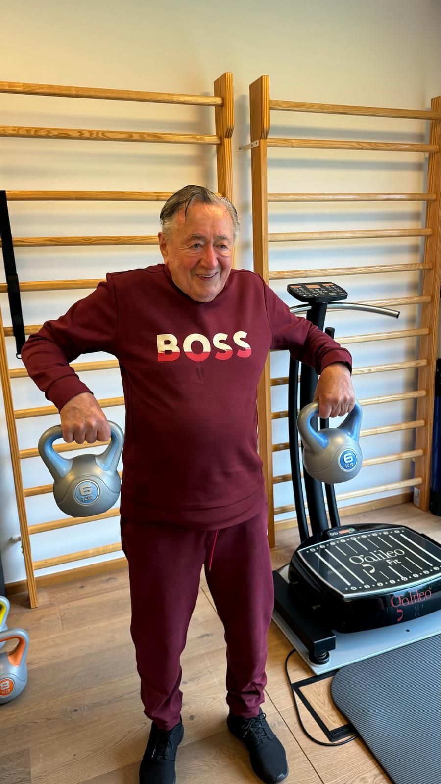 Richard Lugner hebt Gewichte und fährt viel Rad