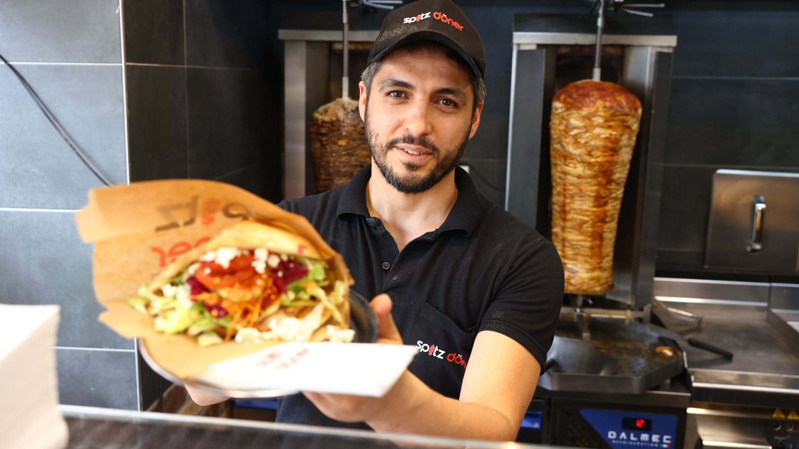 Dutzende Kebab-Freunde stürmten daraufhin in den 21. Bezirk und standen für ein Hühner-Kebab Schlange – und zwar bis zu einer halben Stunde Wartezeit.