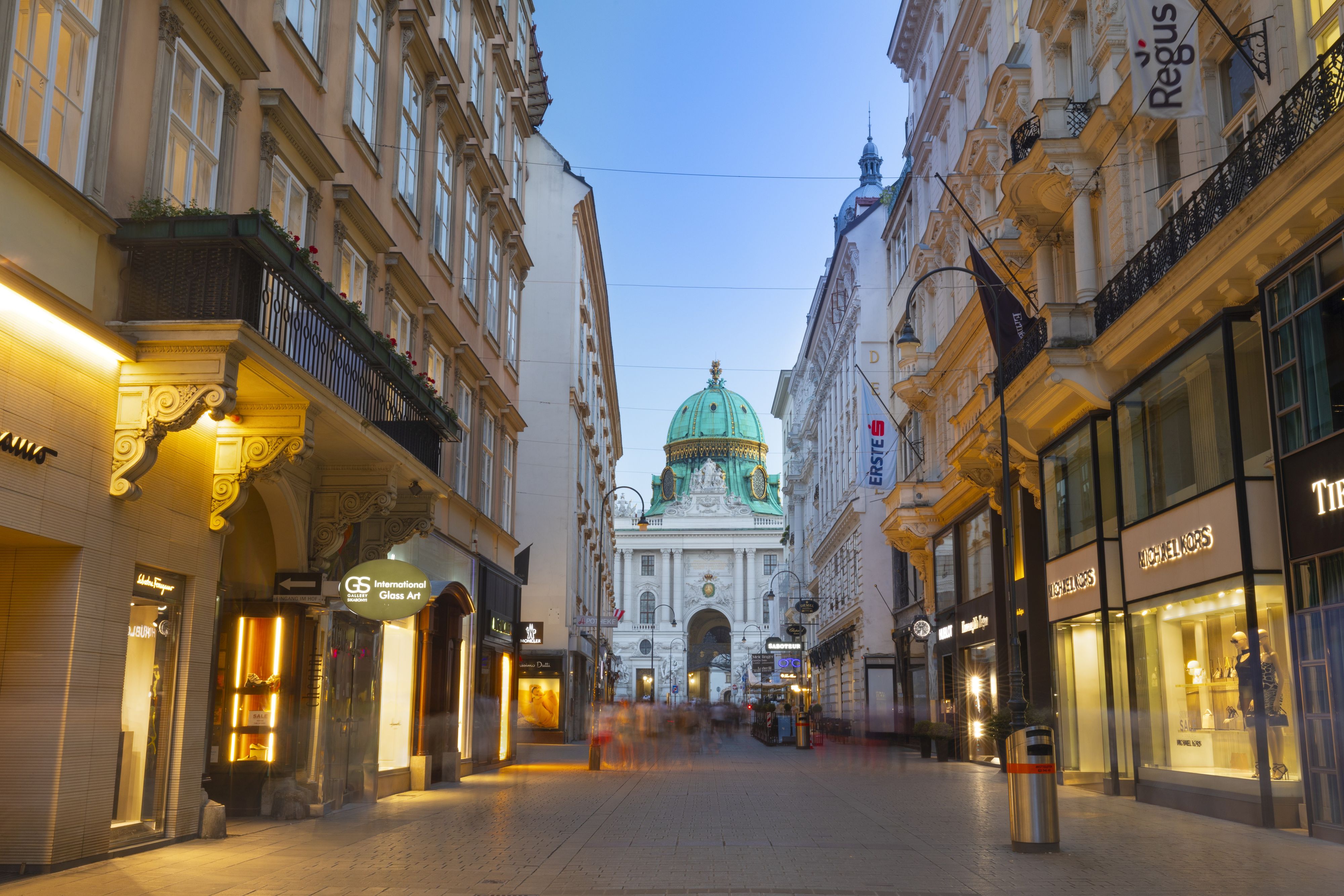 Der Wiener Kohlmarkt besticht durch seine Luxusstores, berühmten Anrainer und den Blick auf die Hofburg.
