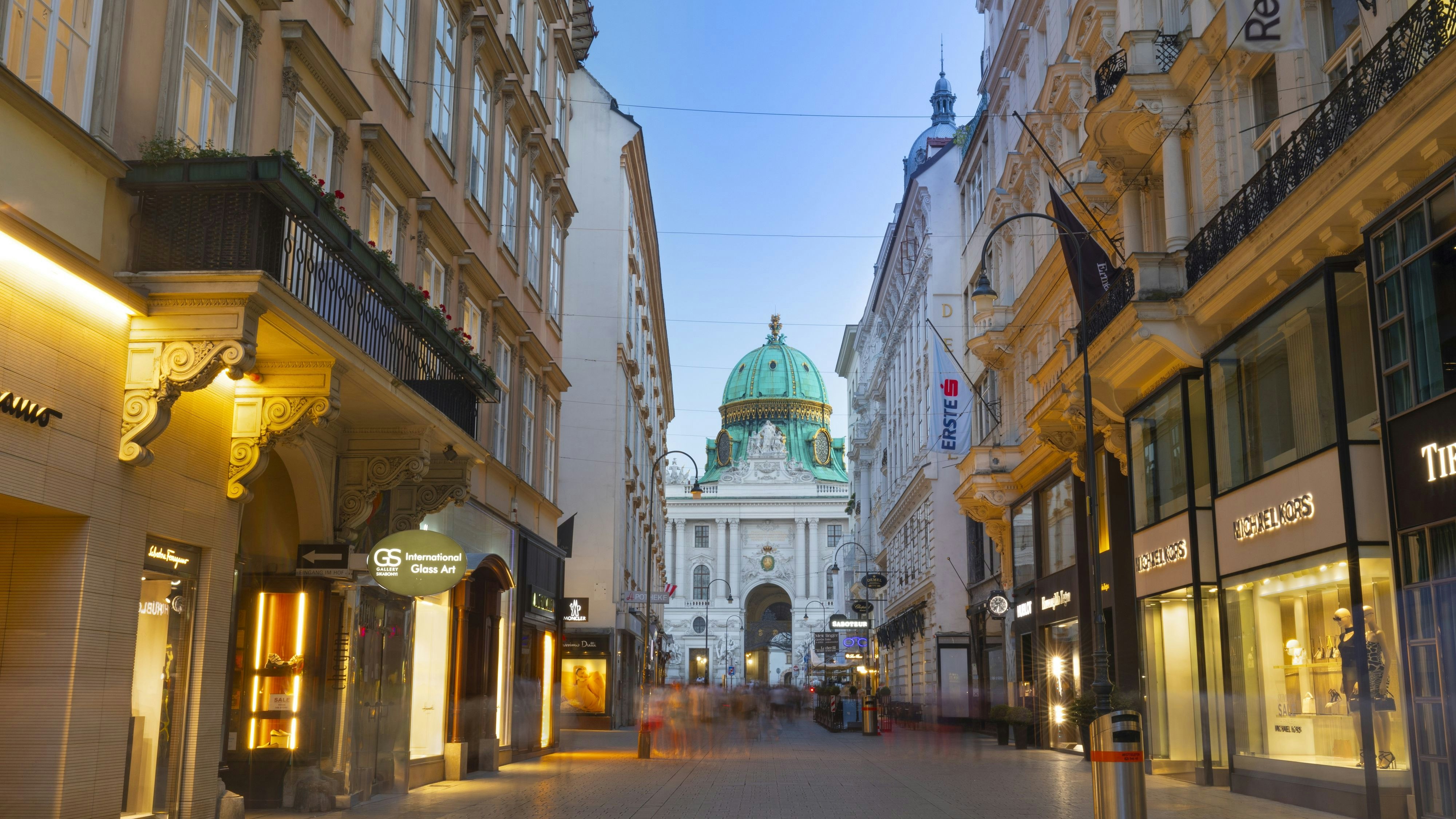 Download von www.picturedesk.com am 22.05.2024 (11:42).  Kohlmarkt street and the Hofburg Palace, Innere Stadt District, UNESCO World Heritage Site, Vienna, Austria, Europe - 20220803_PD15080 - Rechteinfo: Royalty Free (RF) Nur für redaktionelle Nutzung! Model Released