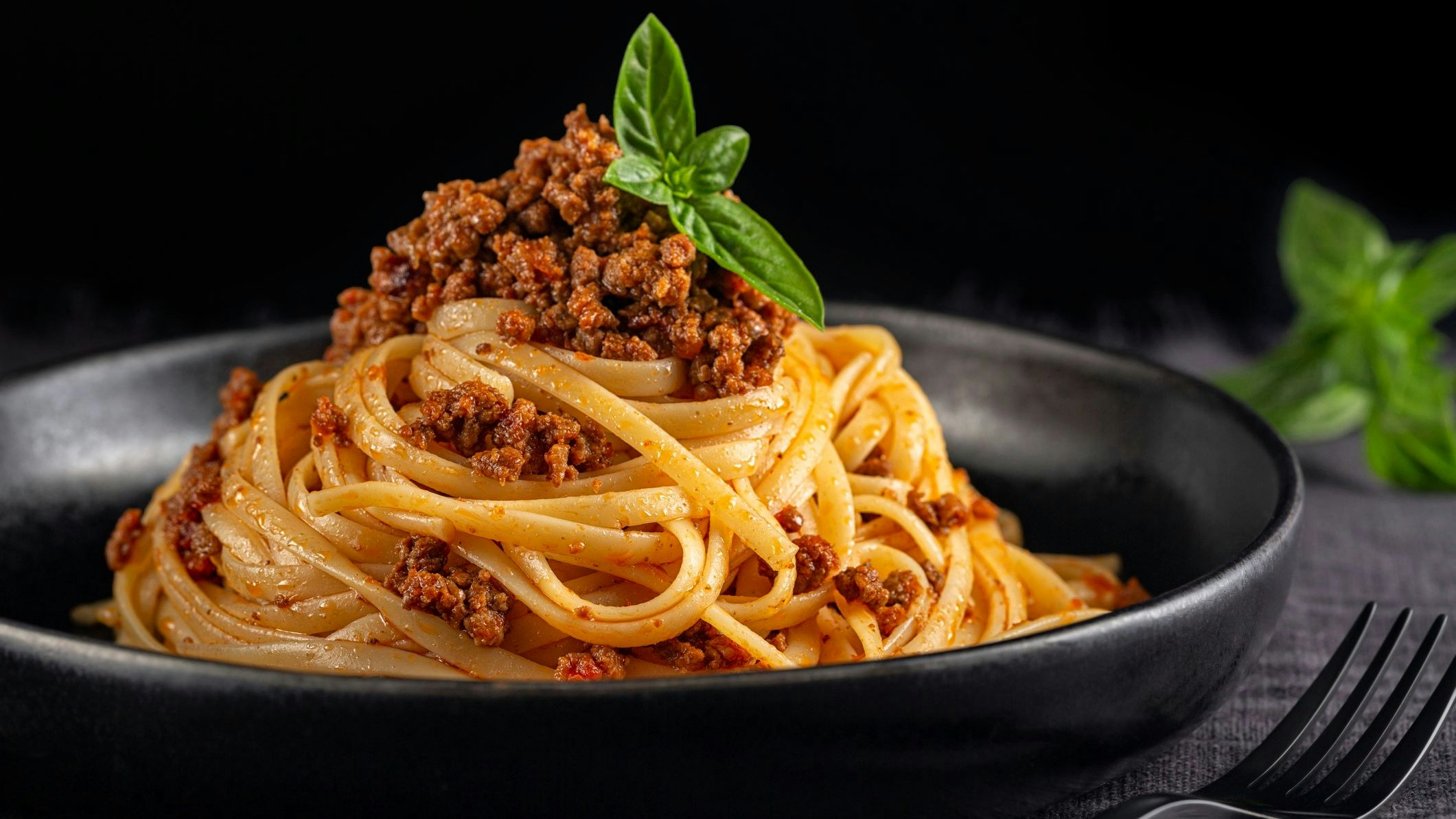 Pasta mit Ragù a la Bolognese: In Italien unbekannt, bis es in der Nachkriegszeit für die Millionen Touristen, die ins Land strömten, auf die Speisekarten der Restaurants gesetzt wurde