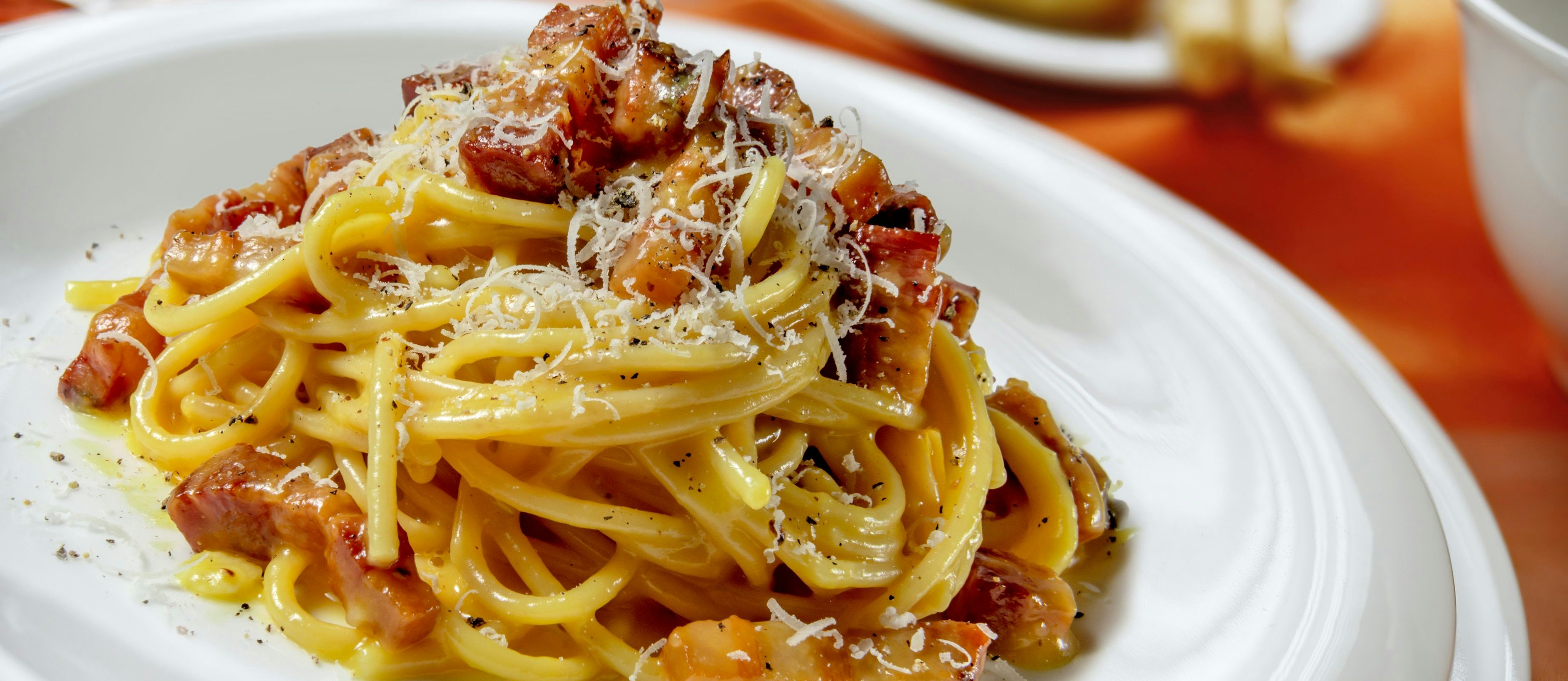 Spaghetti Carbonara – so italienisch wie das Kolosseum in Rom oder der schiefe Turm von Pisa. Oder doch nicht? Der italienische Wirtschaftsprofessor Alberto Grandi sagt, Amerikaner hätten diese Zubereitungsart erfunden und nach dem Zweiten Weltkrieg nach Italien gebracht