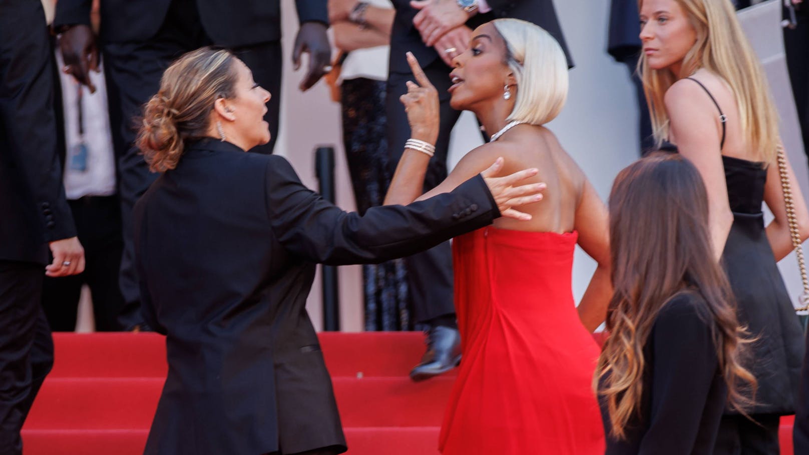 Kelly Rowland stritt mit einer Sicherheitsmitarbeiterin in Cannes.