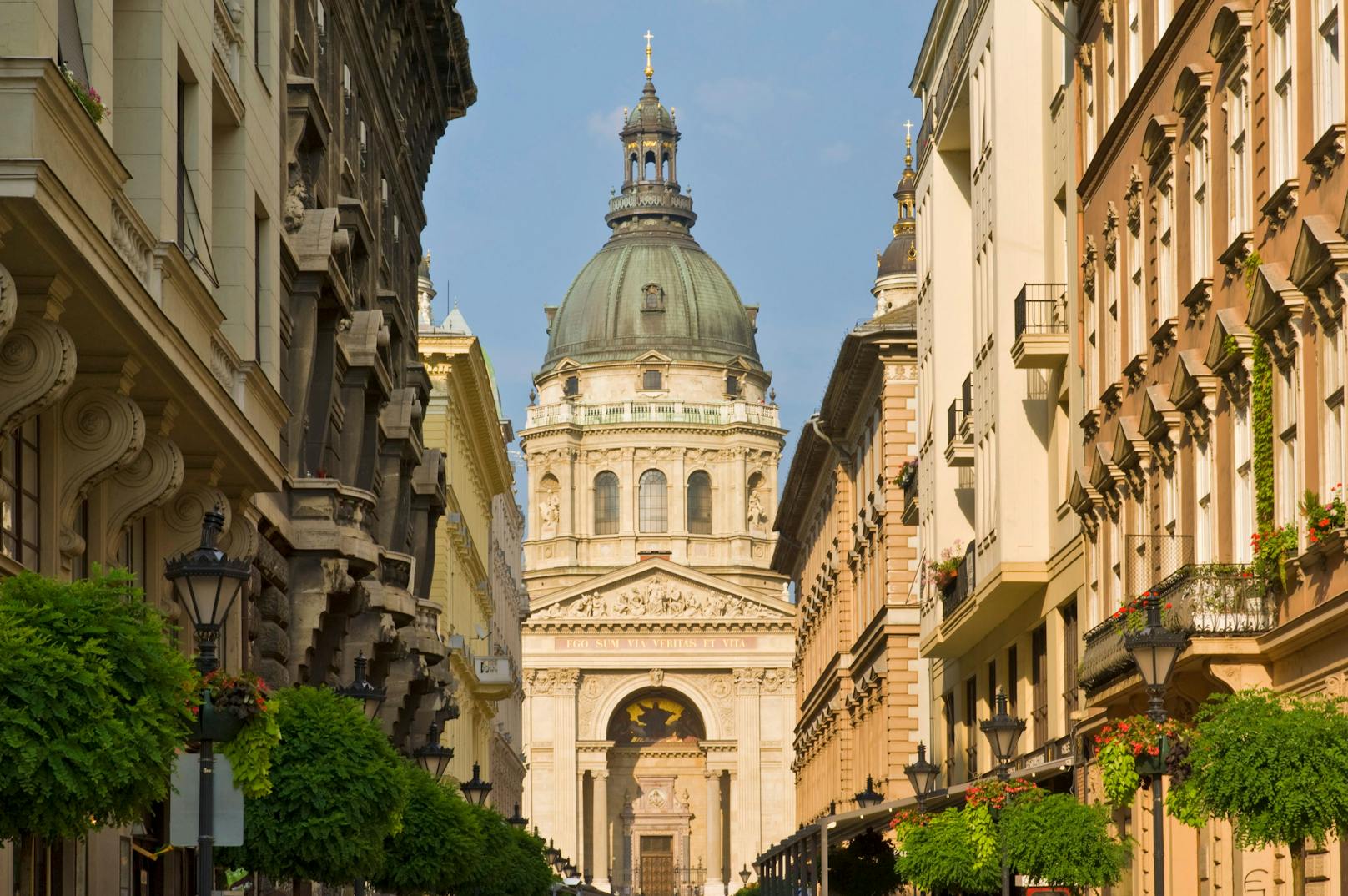 Nur einen Steinwurf von der mächtigen Donau entfernt liegt Ungarns Schönheit. In Budapest bietet die Fußgängerzone Zrinyi einen perfekten Ausblick auf die berühmte St.-Stephans-Basilika.