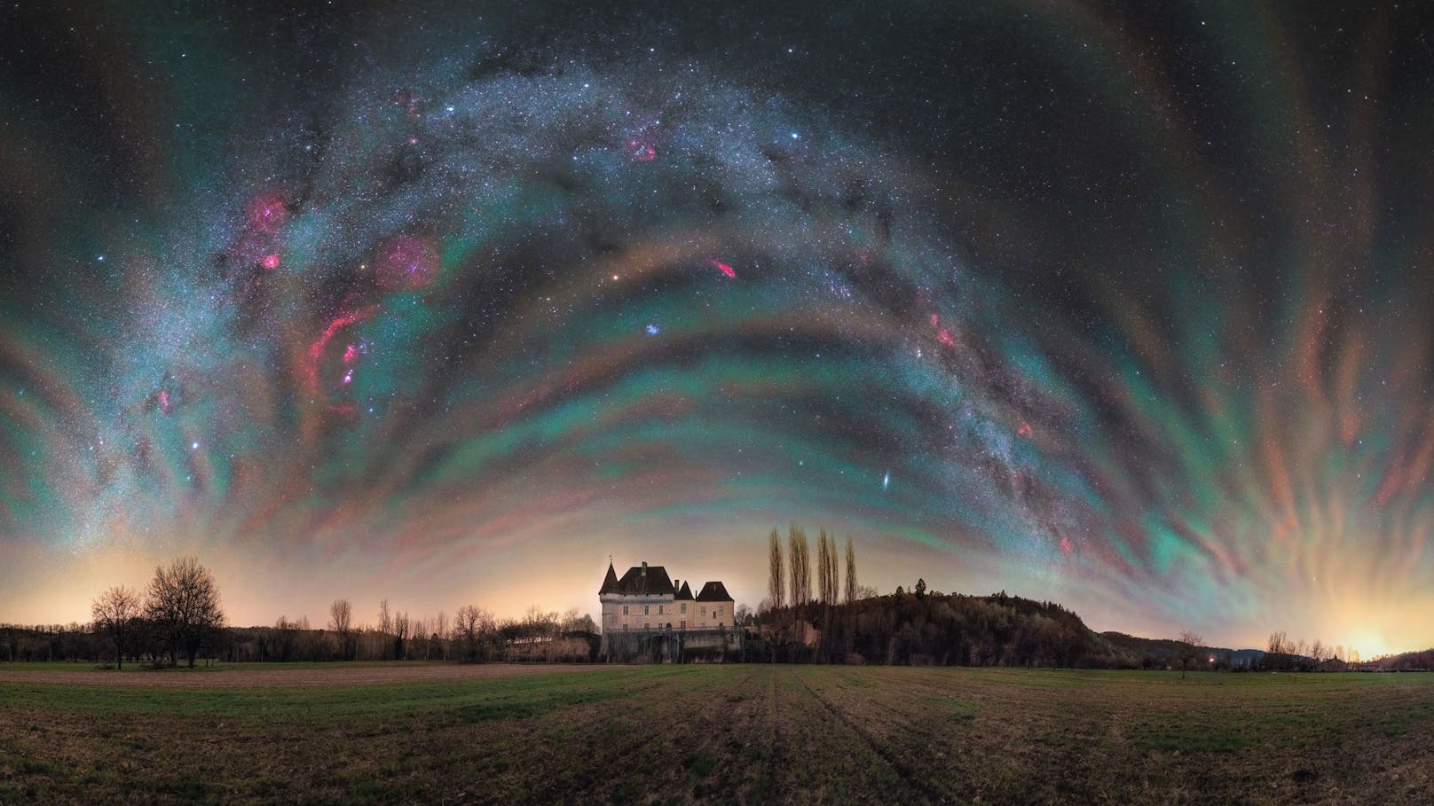 "Atmospheric Fireworks" von Julien Looten, aufgenommen in Dordogne in Frankreich