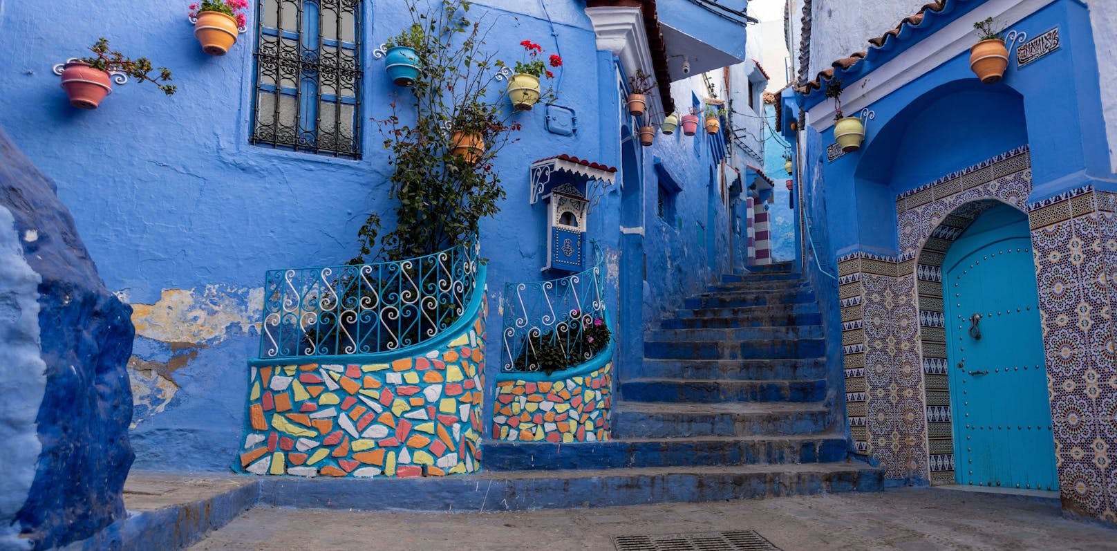 Die Straßen von Chefchaouen, einer kleinen Stadt im Nordwesten Marokkos, sind berühmt für ihre verschiedenen Blautöne. Die 1471 gegründete Stadt diente einst als Festung für Verbannte aus Spanien. Im Laufe der Jahrhunderte zogen viele Juden nach Chefchaouen und brachten den alten Glauben mit, dass die Verwendung von blauem Farbstoff die Menschen an die Macht Gottes erinnern würde.