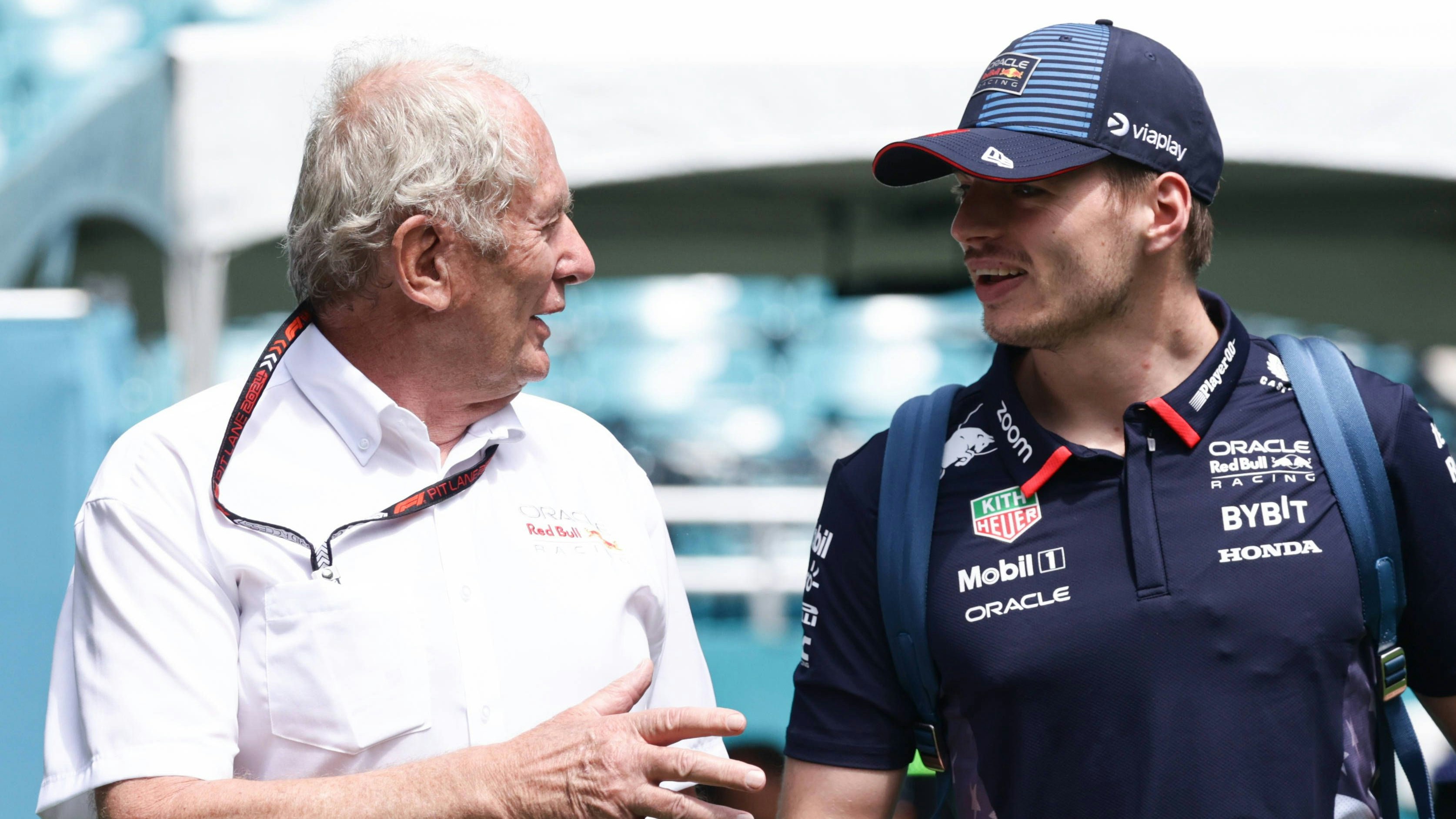 Red-Bull-Motorsportkonsulent Helmut Marko und Dreifach-Weltmeister Max Verstappen. 