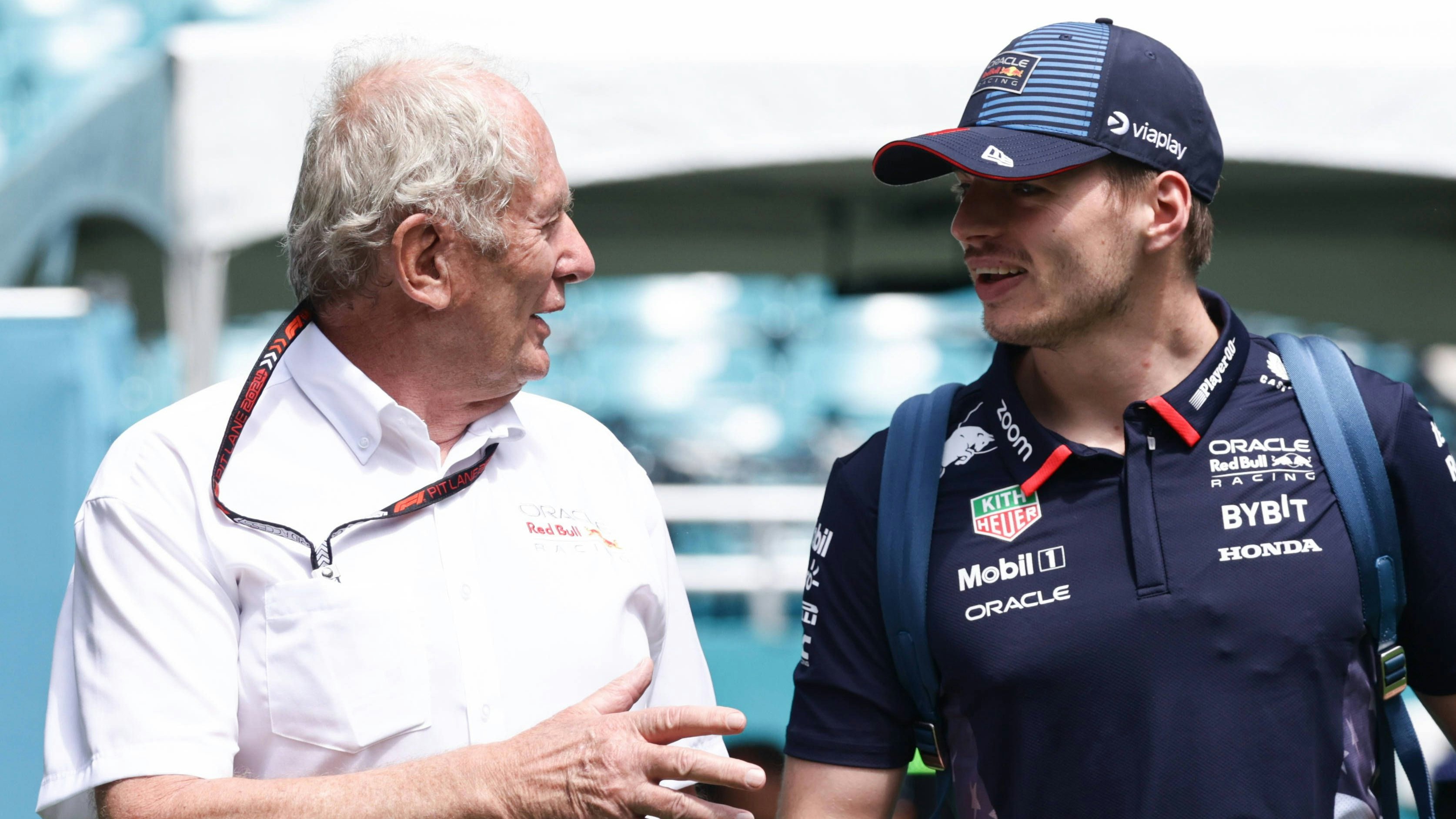 Red-Bull-Motorsportkonsulent Helmut Marko und Dreifach-Weltmeister Max Verstappen. 