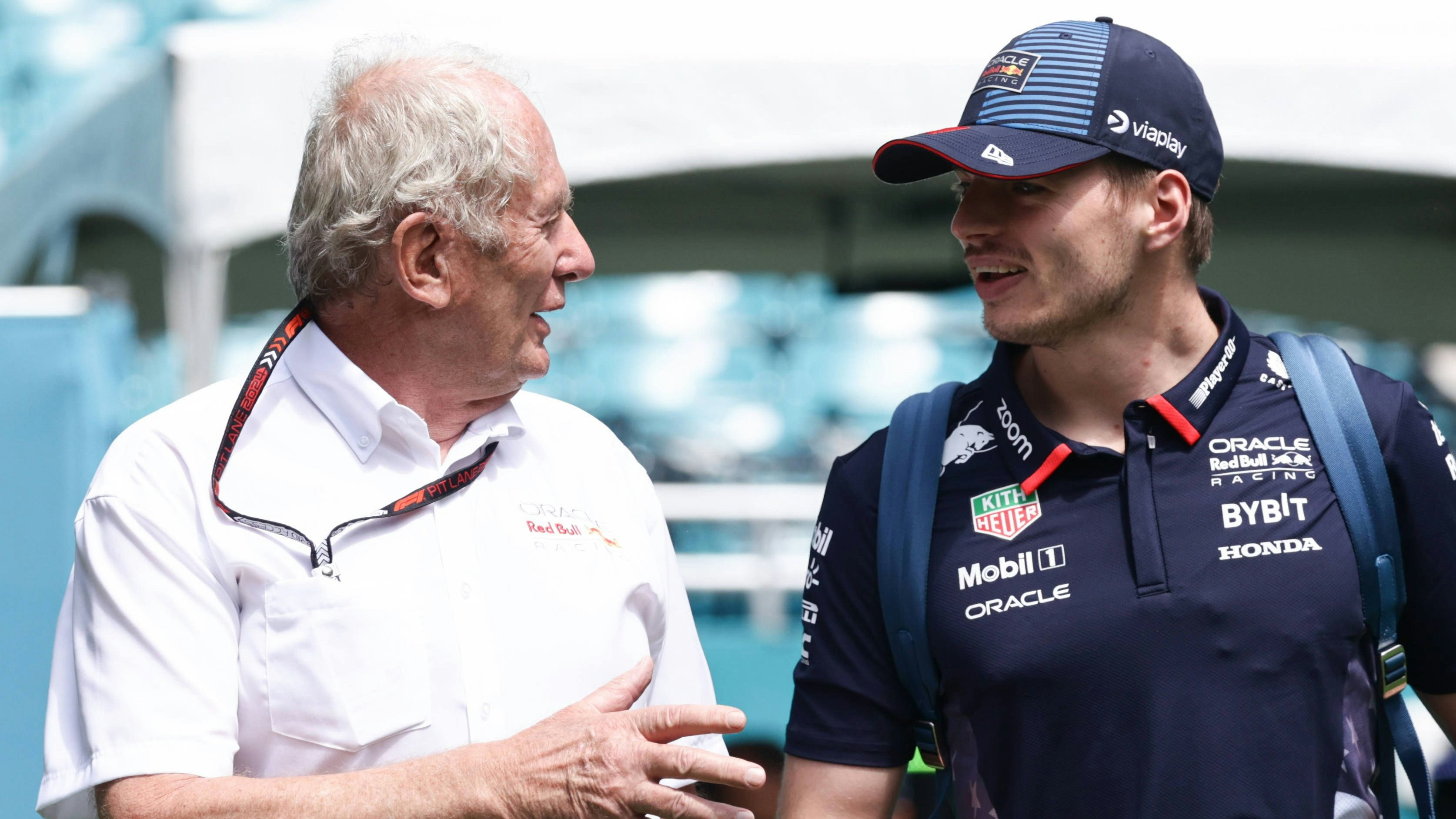 Red-Bull-Motorsportkonsulent Helmut Marko und Dreifach-Weltmeister Max Verstappen. 
