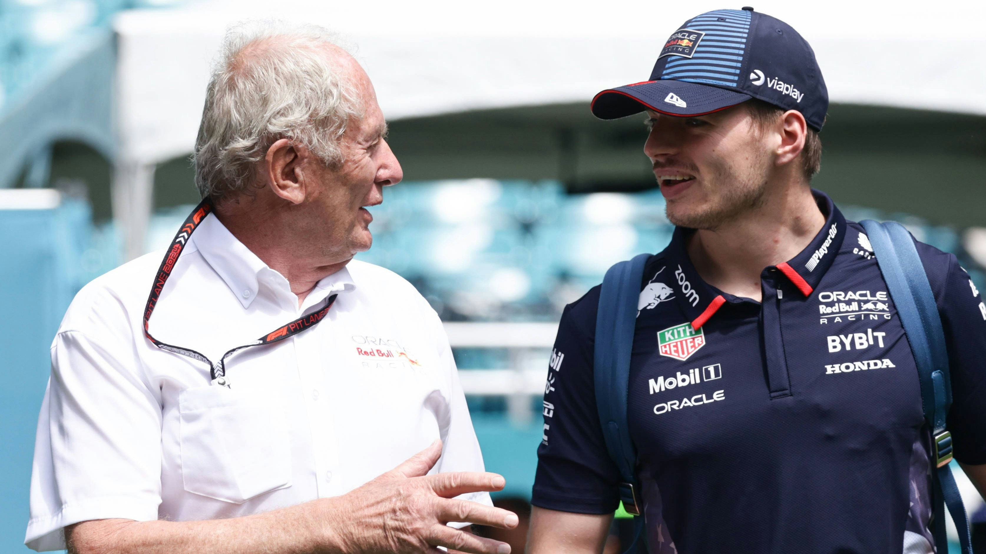 Red-Bull-Motorsportkonsulent Helmut Marko und Dreifach-Weltmeister Max Verstappen. 