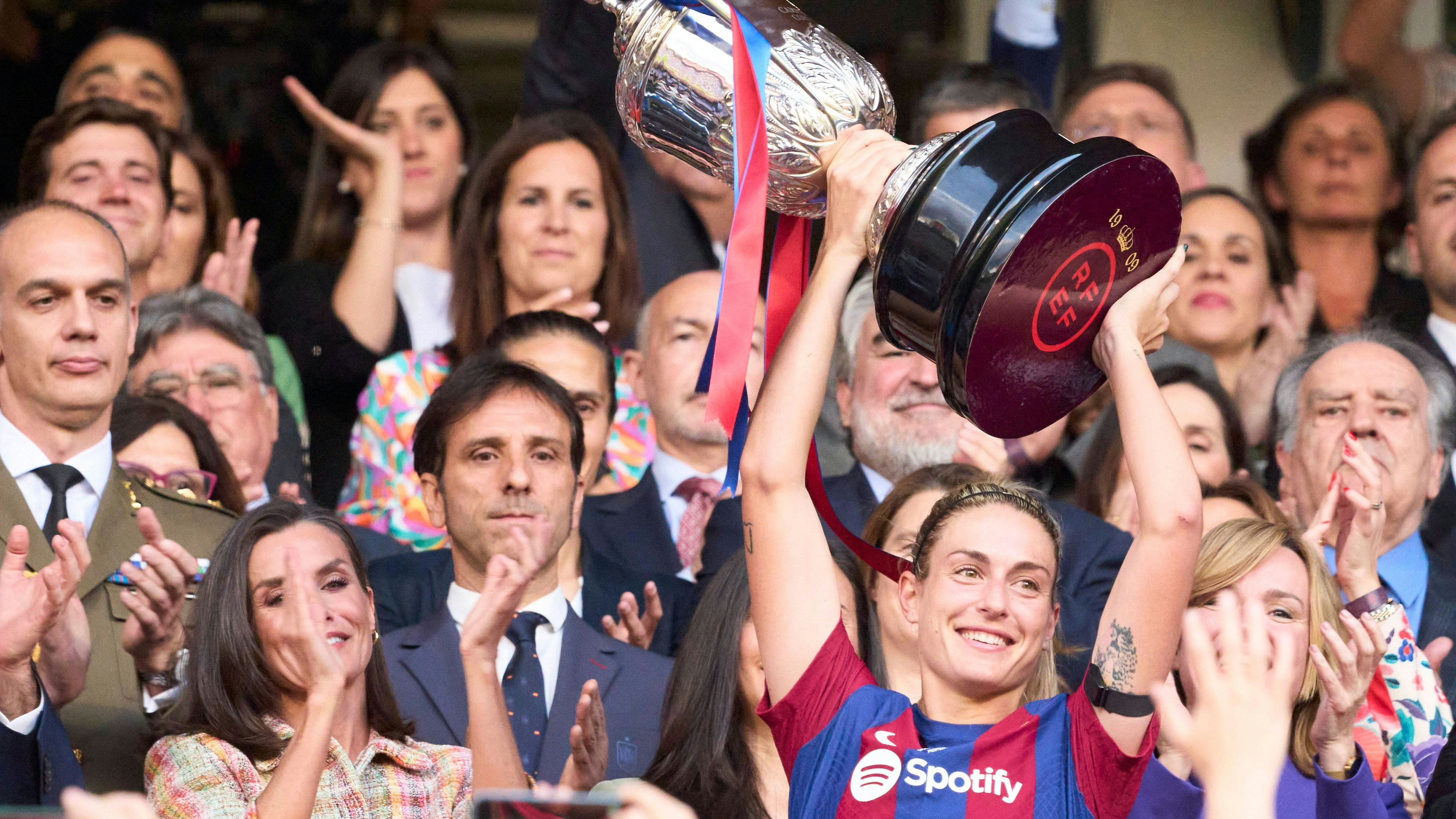 Barca-Star Alexia Putellas musste den Pokal auf der Tribüne alleine entgegennehmen.