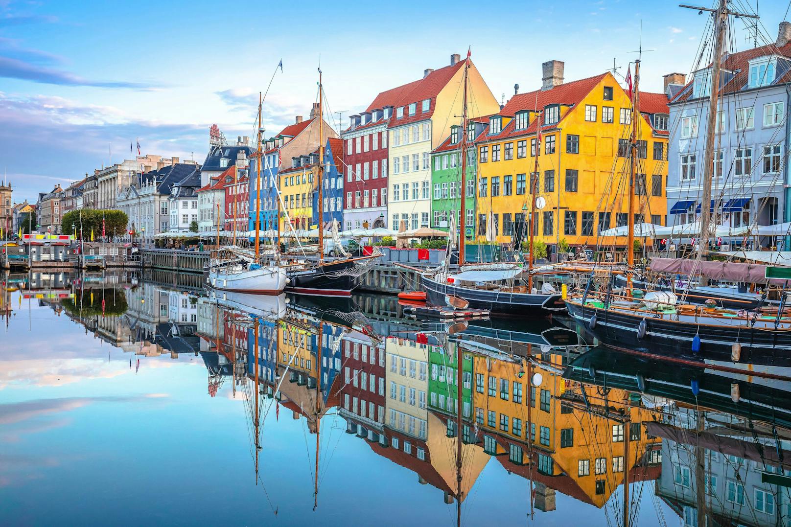 Die Uferpromenade des Kopenhagener Stadtteils Nyhavn wird von farbenfrohen Stadthäusern aus dem 17. und 18. Jahrhunderts gesäumt. Der malerische Ort in Dänemark war einst das Zuhause von Hans Christian Anderson.