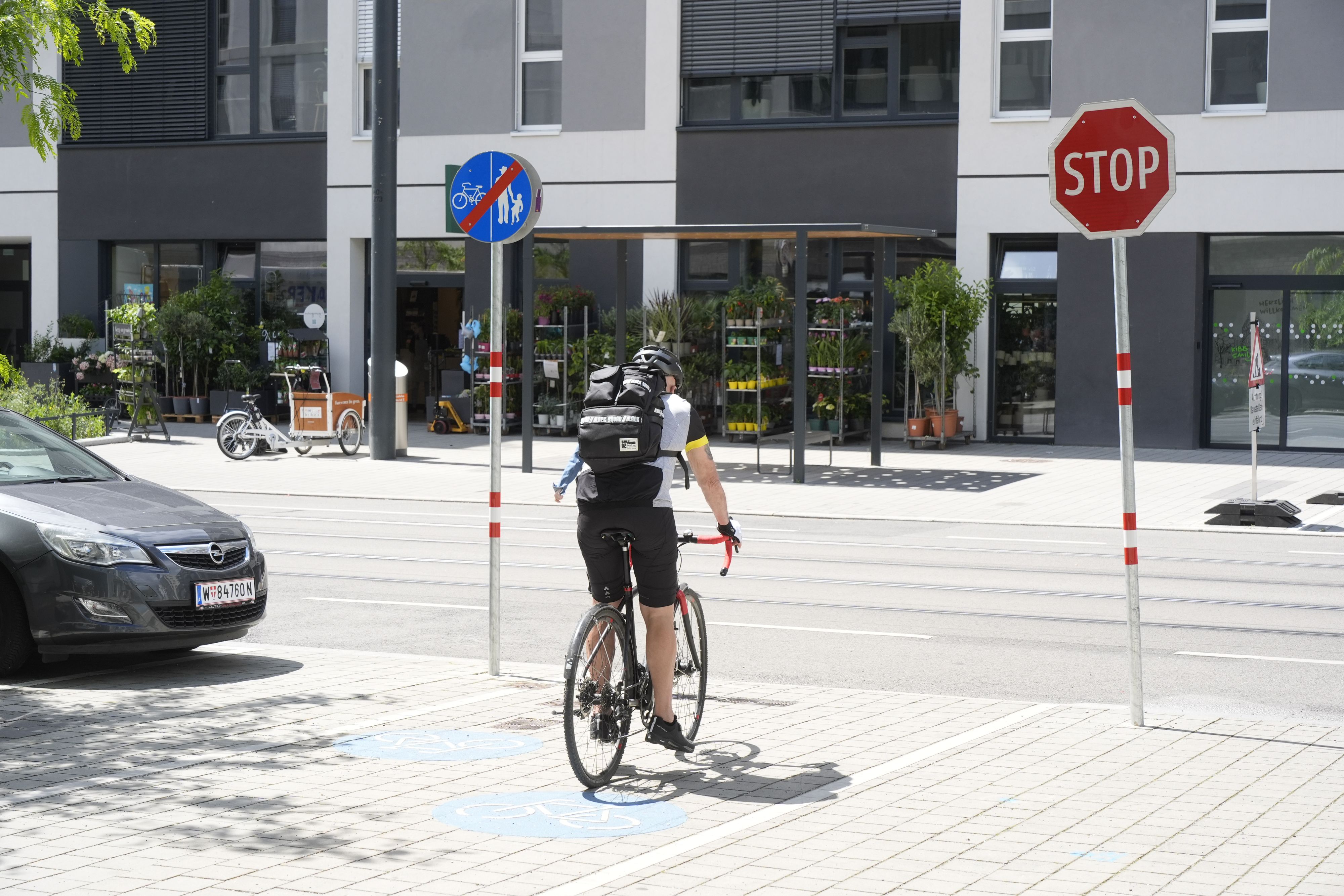 Das Stoppschild in der Bruno-Marek-Allee bremst Radfahrer aus.