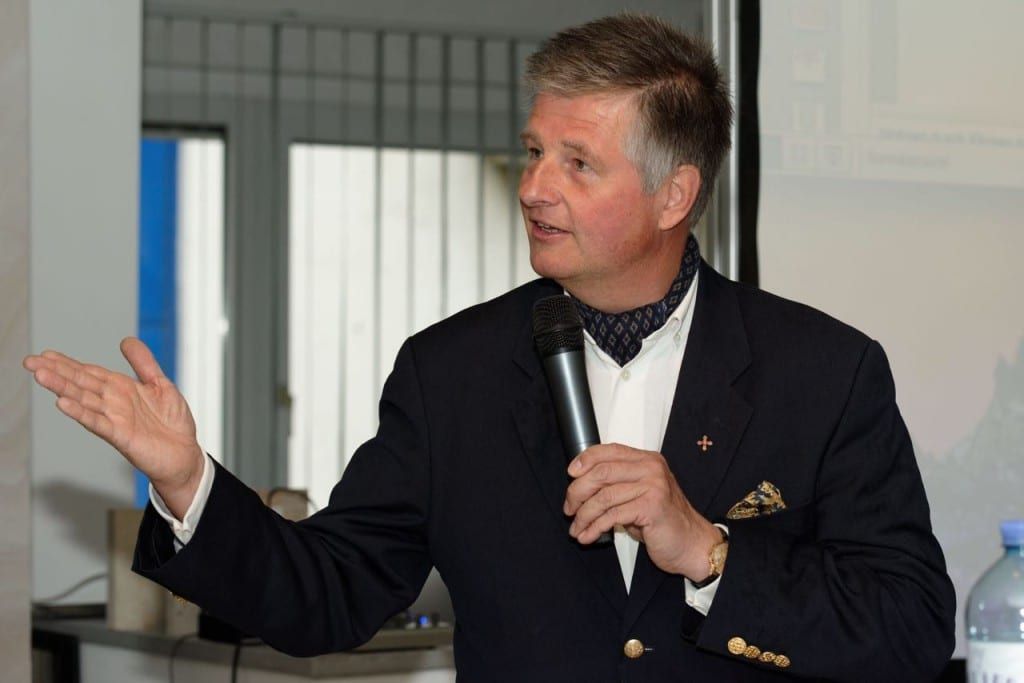 Oberstarzt DDr Paul Loser setzt für Wissen, das leicht zugänglich ist, und Patienten, die auf finanzielle Unterstützung angewiesen sind, ein.