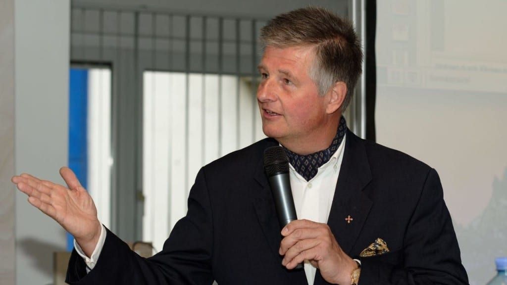 Oberstarzt DDr Paul Loser setzt für Wissen, das leicht zugänglich ist, und Patienten, die auf finanzielle Unterstützung angewiesen sind, ein.