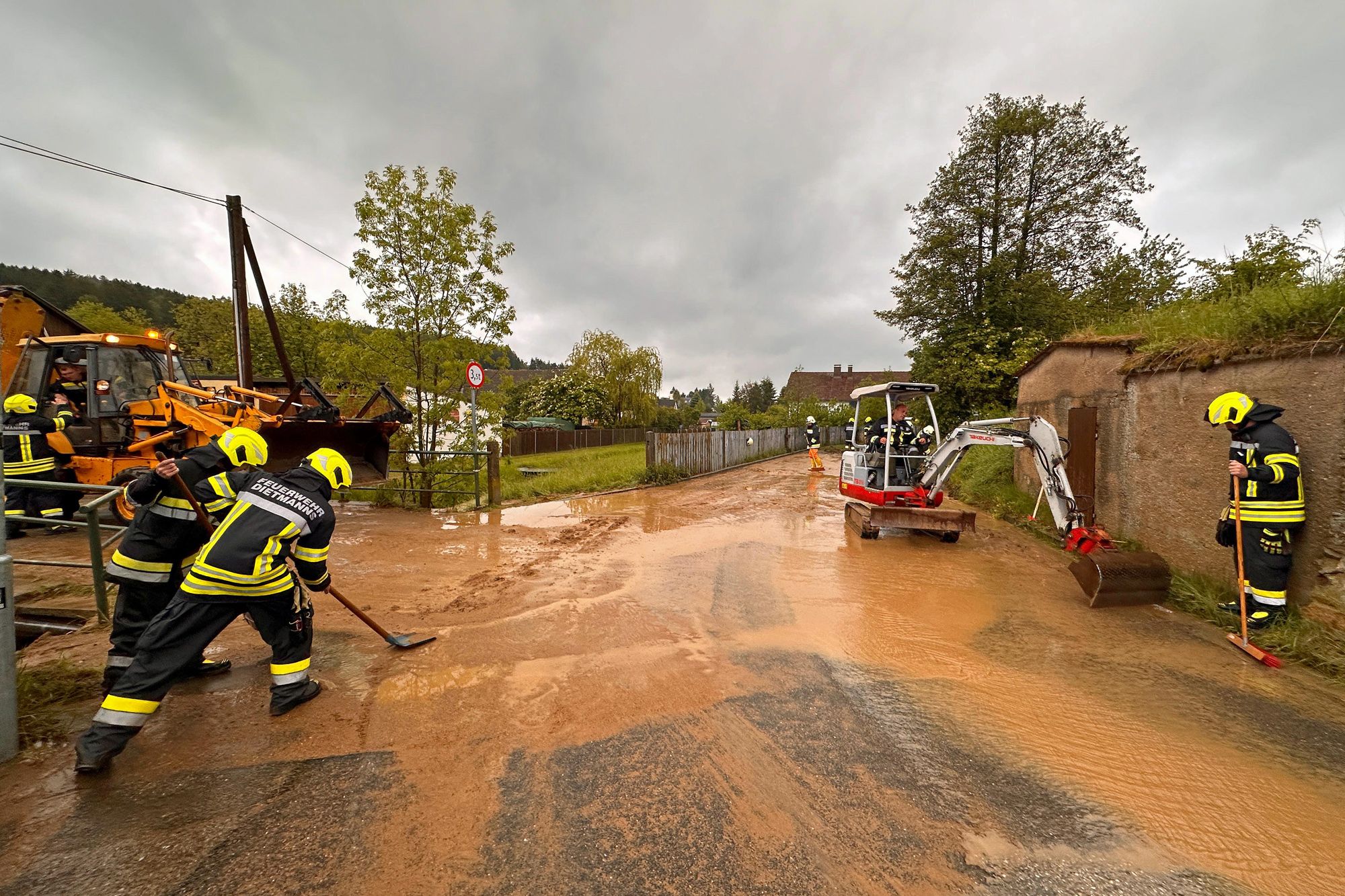 In Dietmanns war der Schlamm eine riesige Herausforderung für die Feuerwehr
