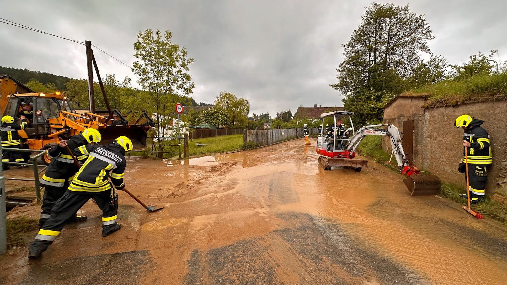 Regen und Vermurungen hielten Feuerwehr auf Trab