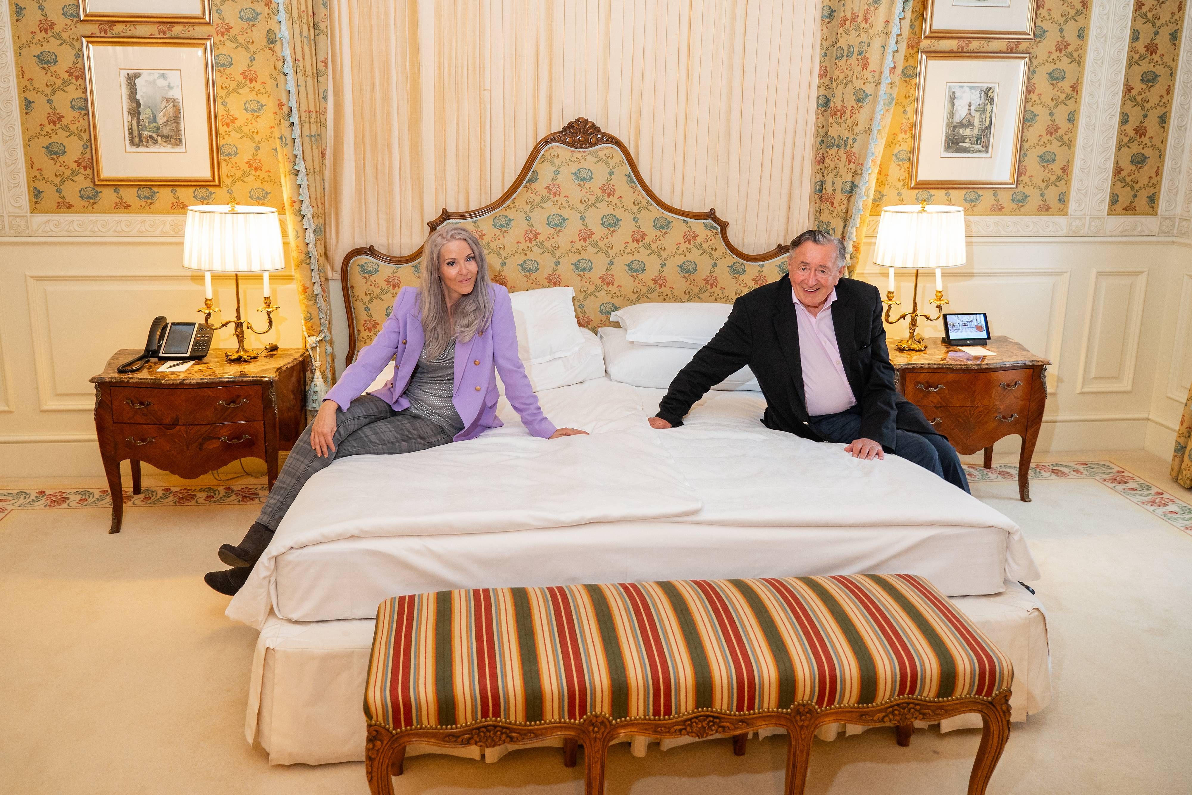 Lugner und seine Simone testen das Bett...