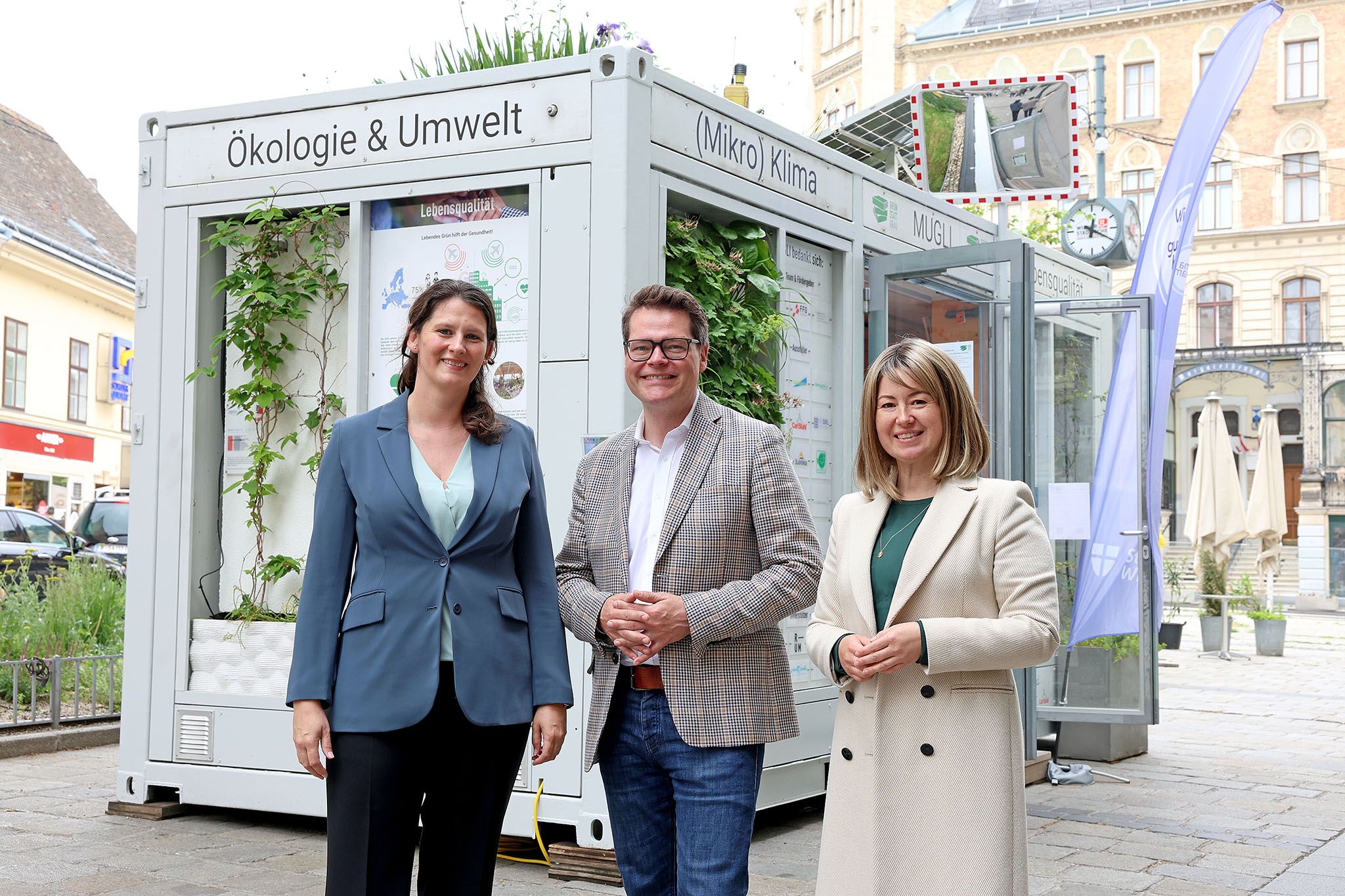 Neue Info-Box am Magaretenplatz: Klimastadtrat Jürgen Czernohorszky (SP), Susanna Erker, Leiterin Energieplanung, Bezirksvorsteherin Silvia Jankovic. Der begrünte Container beantwortet auf seinen Informationstafeln Fragen zur Förderung.