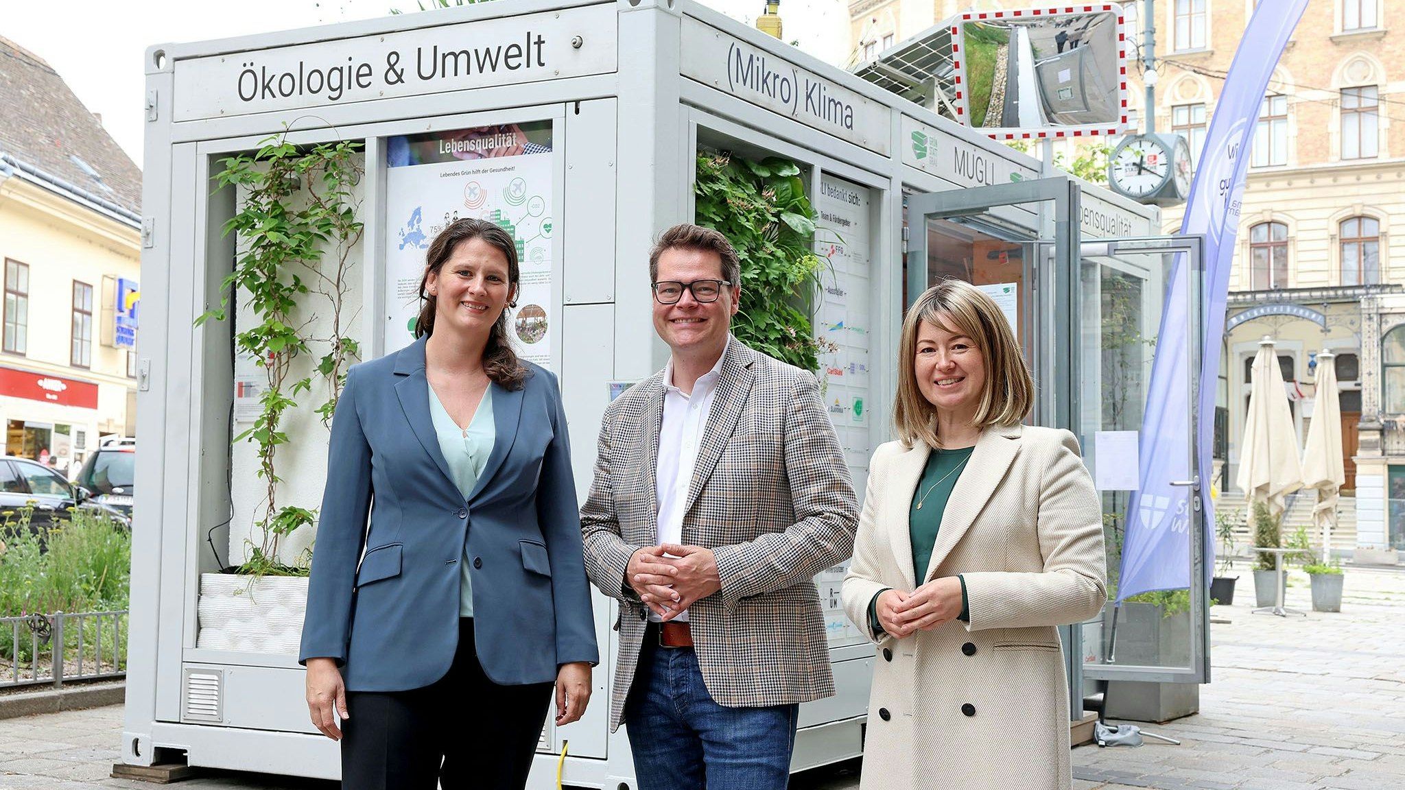 Fototermin "Klimateam - Projekt Fassadenbegrünung" beim neuen MUGLI am Magaretenplatz,  mit Klimastadtrat Jürgen Czernohorszky, Susanna Erker, Leiterin Energieplanung und BVIN Silvia Jankovic.
