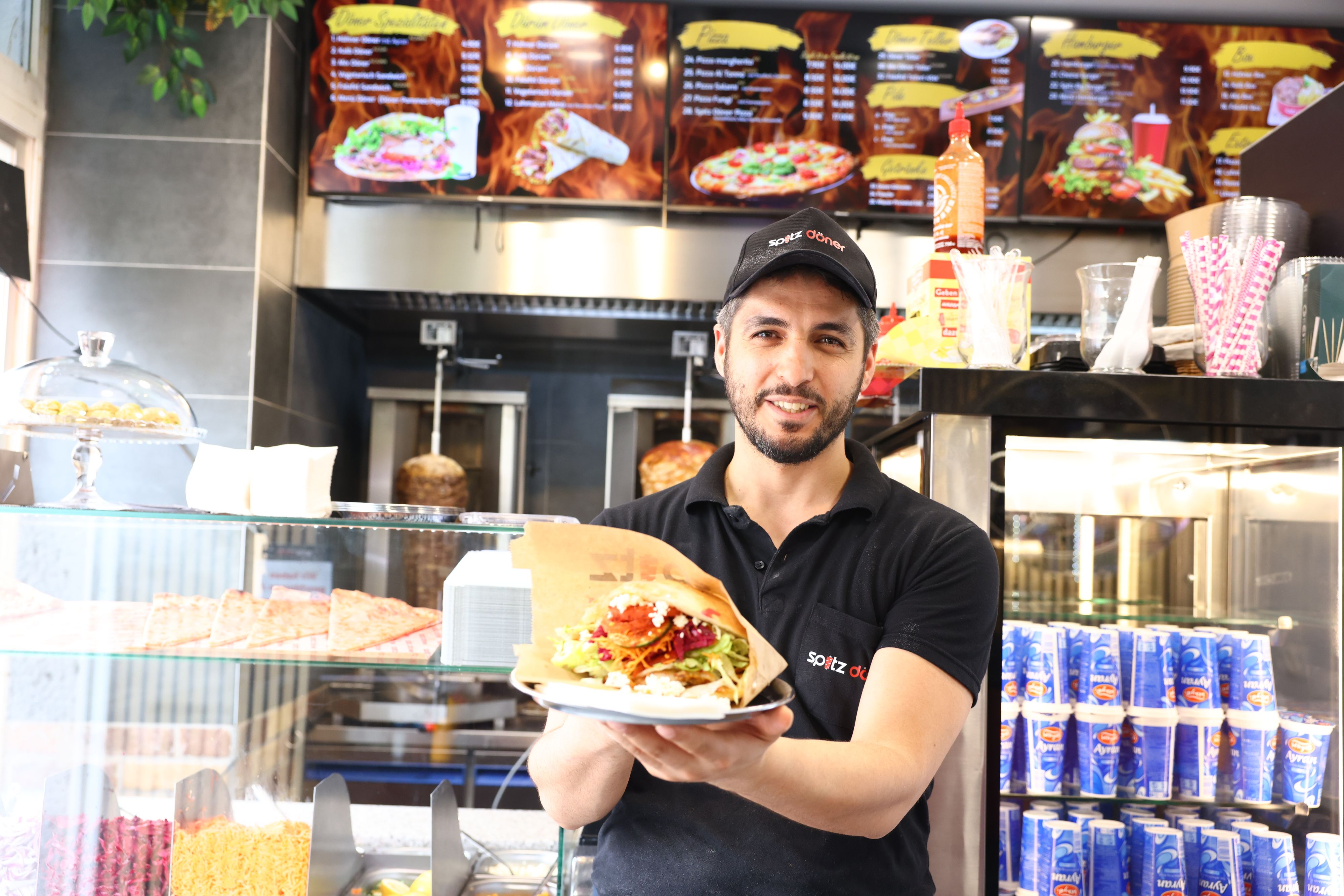 Lokal-Besitzer Muzaffer Kücük überrascht seine Kunden immer wieder mit Angeboten.