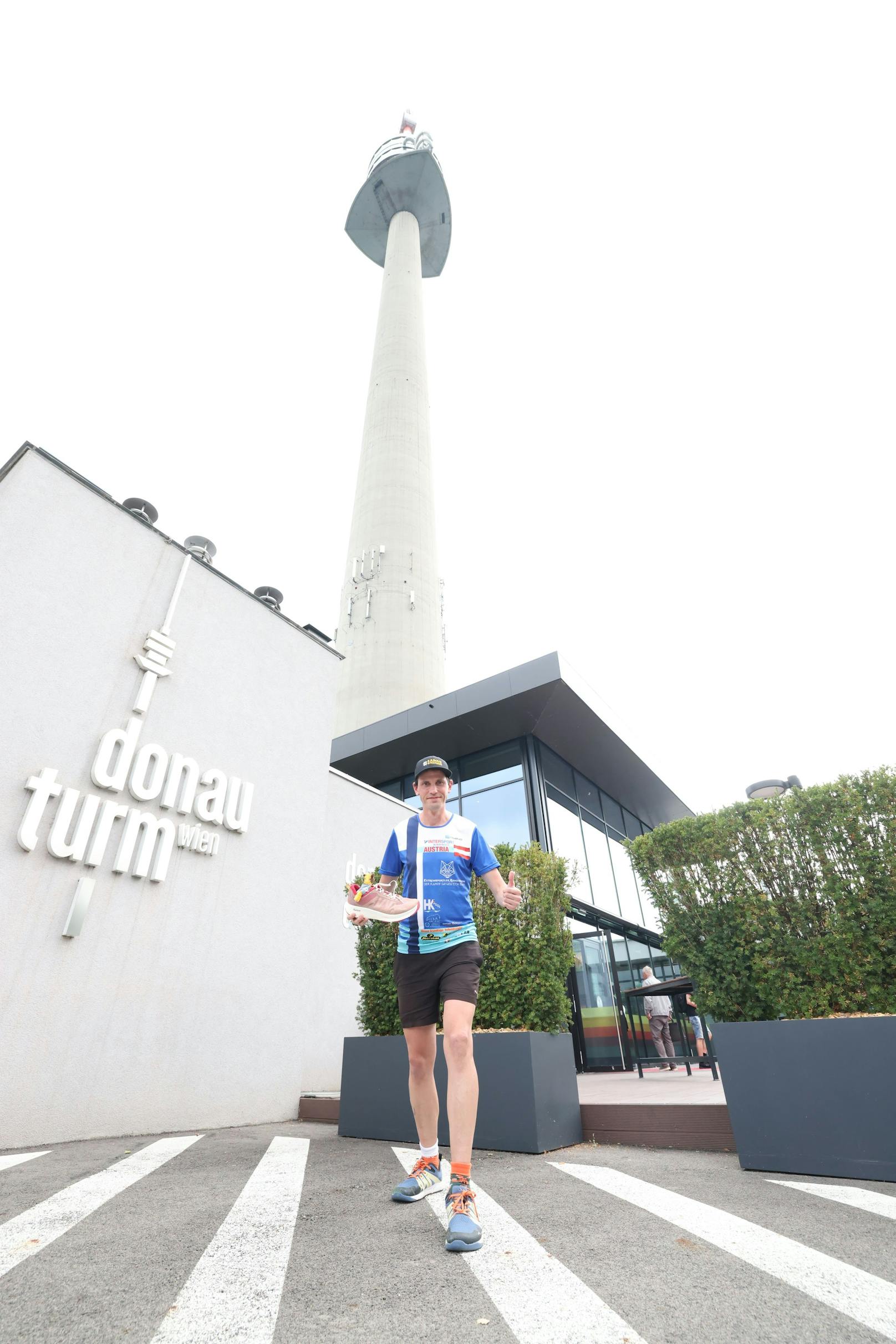 Rainer Predl läuft in Restaurant von Donauturm 100 Kilometer