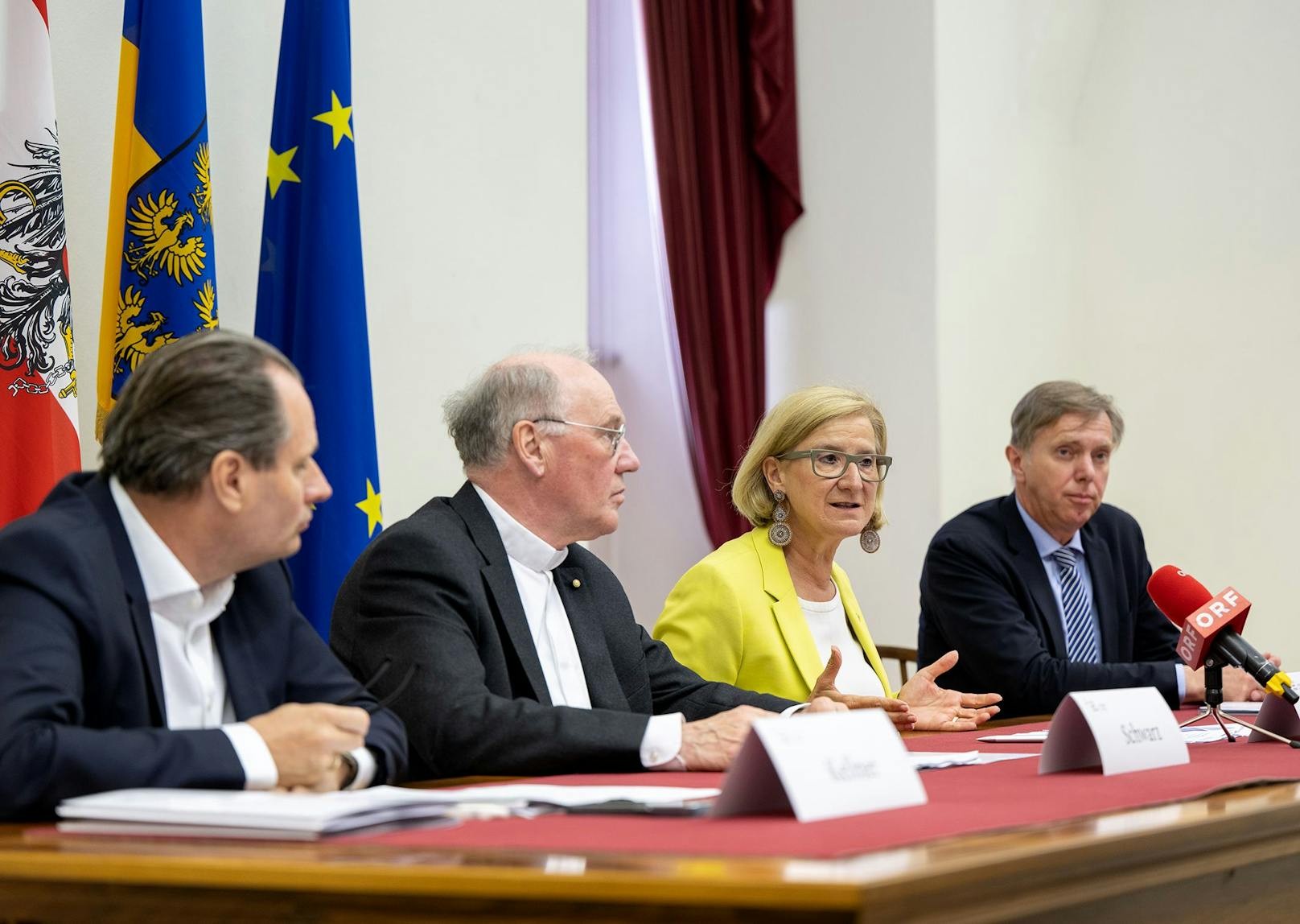 Pressekonferenz nach der ersten Kuratoriumssitzung zur Restaurierung der Domkirche St. Pölten im Sommerrefektorium des Bistums. Im Bild: Alfred Kellner, Leiter der Abteilung Kultur und Bildung beim Magistrat St. Pölten, Bischof Alois Schwarz, Landeshauptfrau Johanna Mikl-Leitner und Christoph Bazil, Präsident des Bundesdenkmalamtes