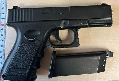 Diese Waffe zog der falsche Polizist hervor.