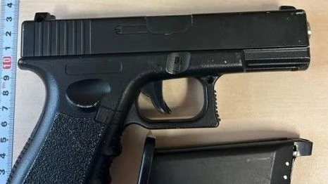 Diese Waffe zog der falsche Polizist hervor.