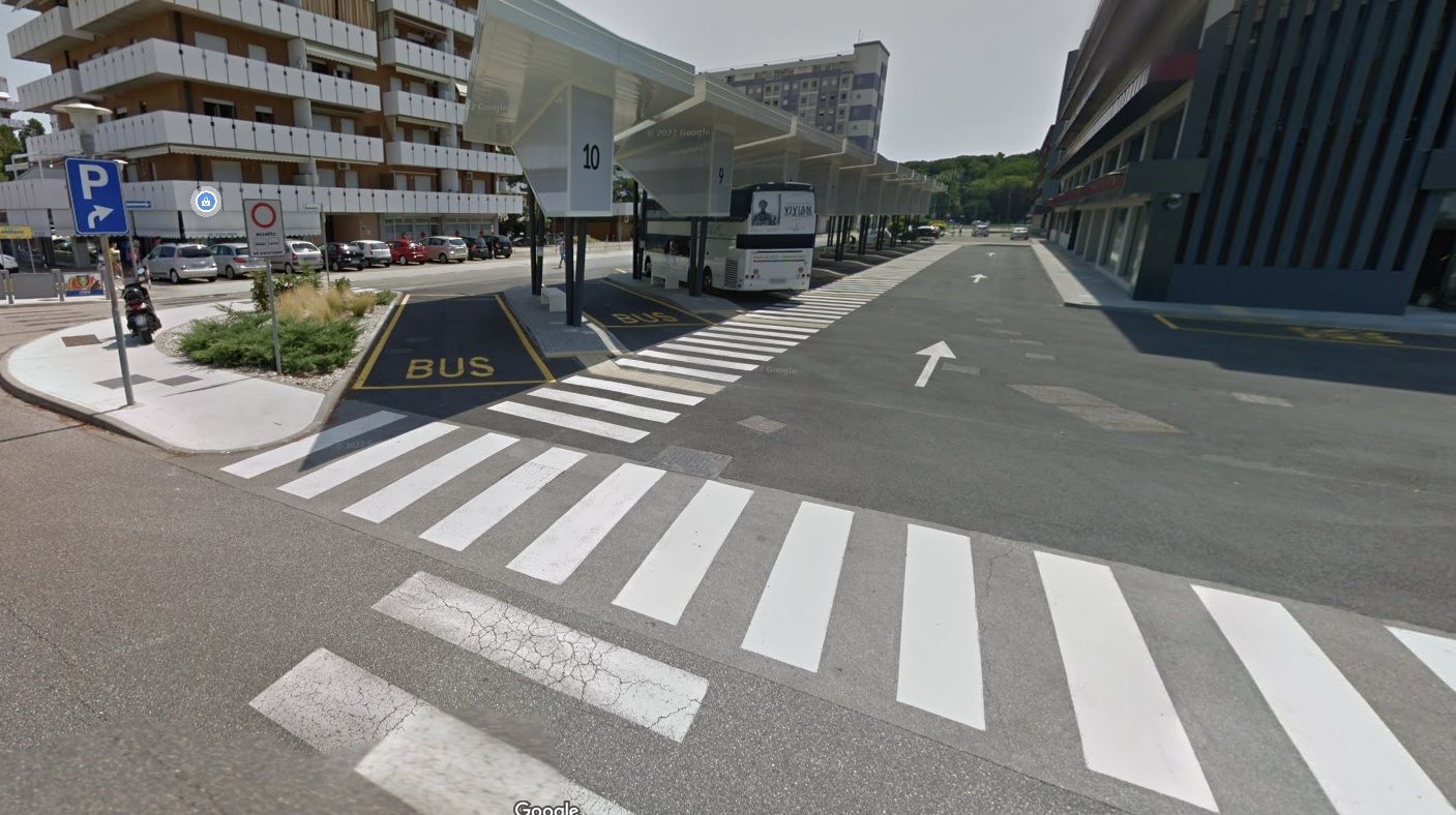 Hier, am Busbahnhof in Lignano, wurde die junge Grazerin entdeckt. 